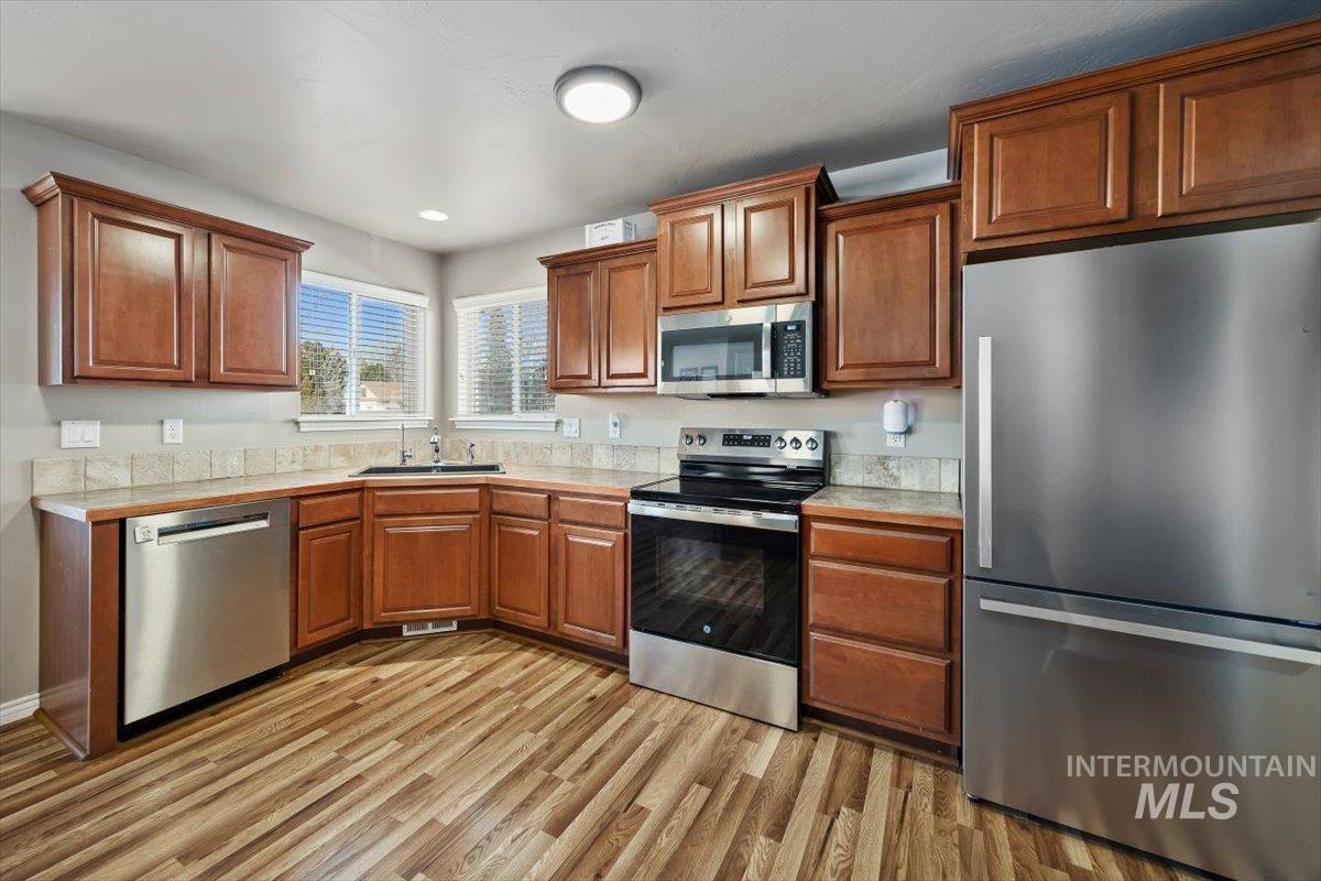 657 Creekside Way, Twin Falls, Idaho 83301-4706, 3 Bedrooms, 2 Bathrooms, Residential For Sale, Price $439,999,MLS 98973046