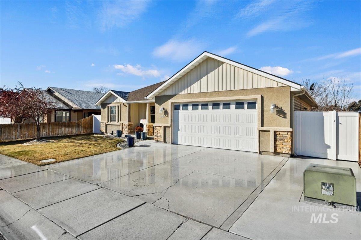 657 Creekside Way, Twin Falls, Idaho 83301-4706, 3 Bedrooms, 2 Bathrooms, Residential For Sale, Price $439,999,MLS 98973046