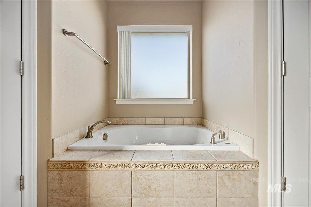 657 Creekside Way, Twin Falls, Idaho 83301-4706, 3 Bedrooms, 2 Bathrooms, Residential For Sale, Price $439,999,MLS 98973046