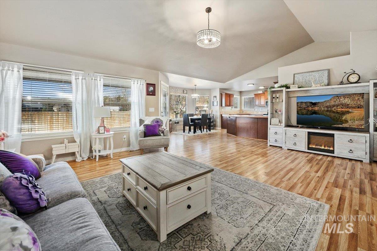 657 Creekside Way, Twin Falls, Idaho 83301-4706, 3 Bedrooms, 2 Bathrooms, Residential For Sale, Price $439,999,MLS 98973046