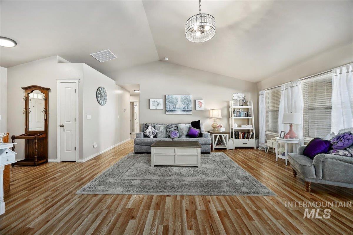 657 Creekside Way, Twin Falls, Idaho 83301-4706, 3 Bedrooms, 2 Bathrooms, Residential For Sale, Price $439,999,MLS 98973046