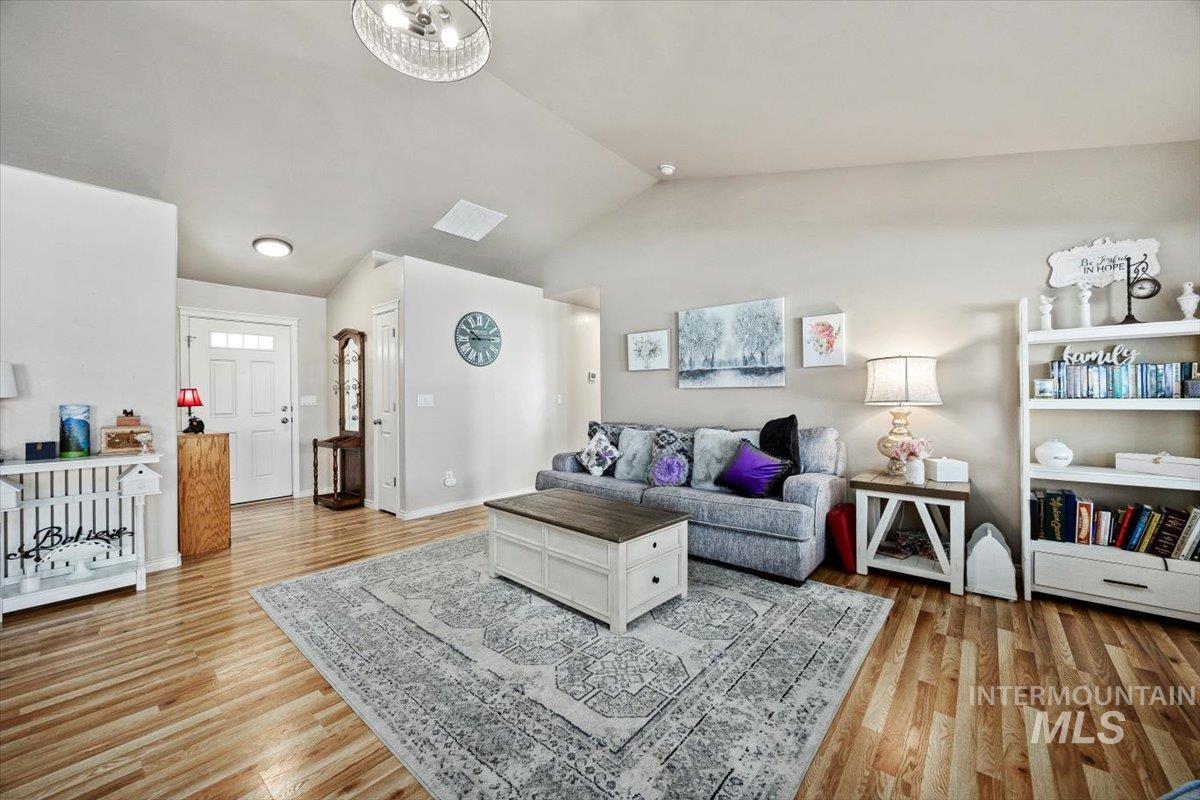 657 Creekside Way, Twin Falls, Idaho 83301-4706, 3 Bedrooms, 2 Bathrooms, Residential For Sale, Price $439,999,MLS 98973046