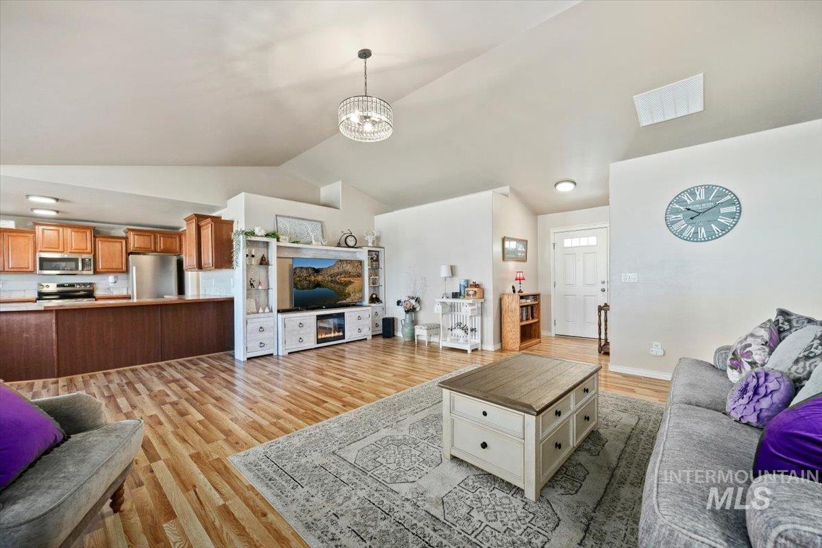 657 Creekside Way, Twin Falls, Idaho 83301-4706, 3 Bedrooms, 2 Bathrooms, Residential For Sale, Price $439,999,MLS 98973046