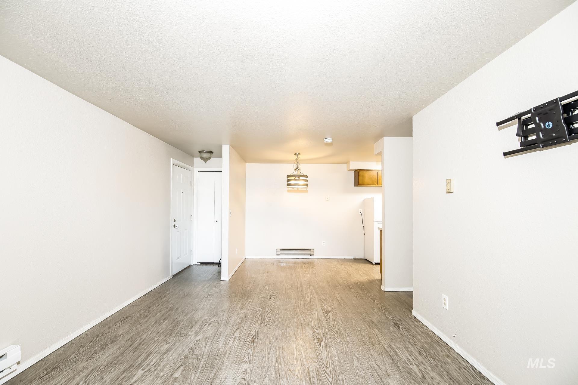 6833 W Colehaven, Boise, Idaho 83704, 2 Bedrooms, 1 Bathroom, Residential For Sale, Price $237,000,MLS 98973056