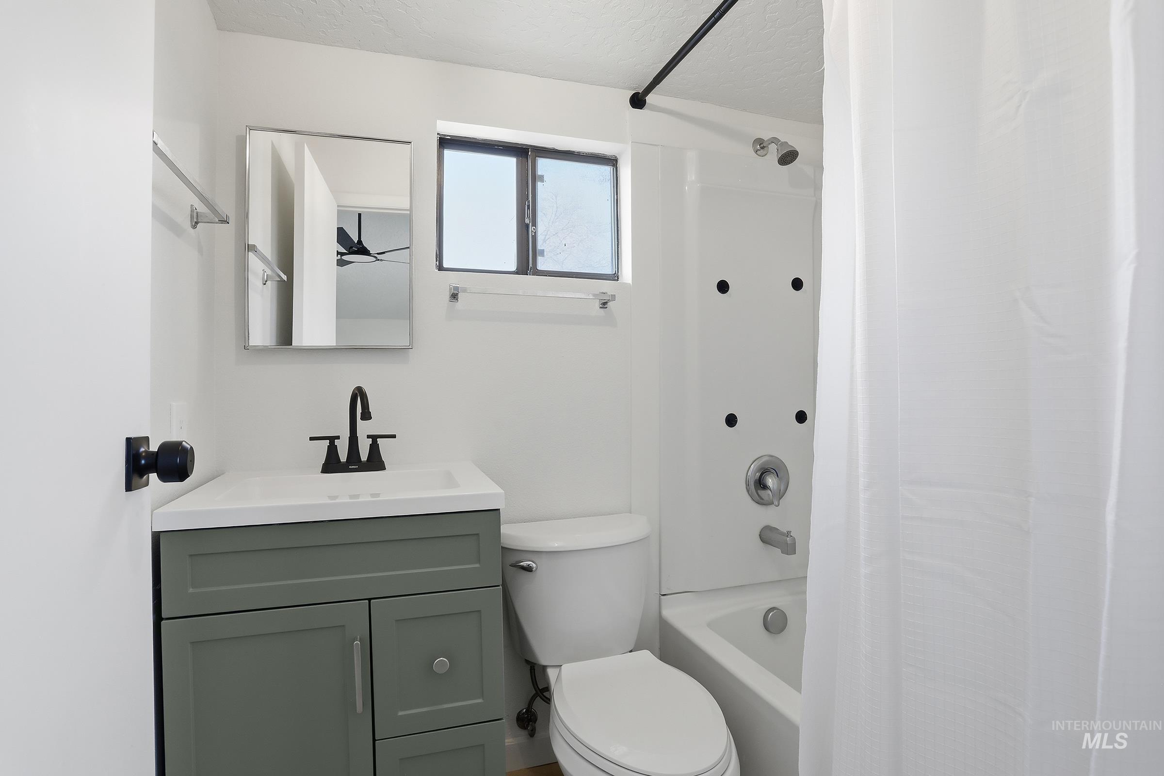 1523 Walnut St, Caldwell, Idaho 83605, 3 Bedrooms, 2 Bathrooms, Residential Income For Sale, Price $425,000,MLS 98973064