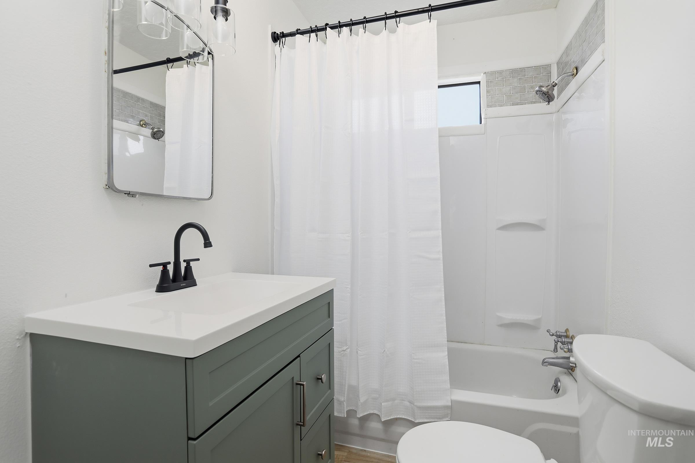 1523 Walnut St, Caldwell, Idaho 83605, 3 Bedrooms, 2 Bathrooms, Residential Income For Sale, Price $425,000,MLS 98973064