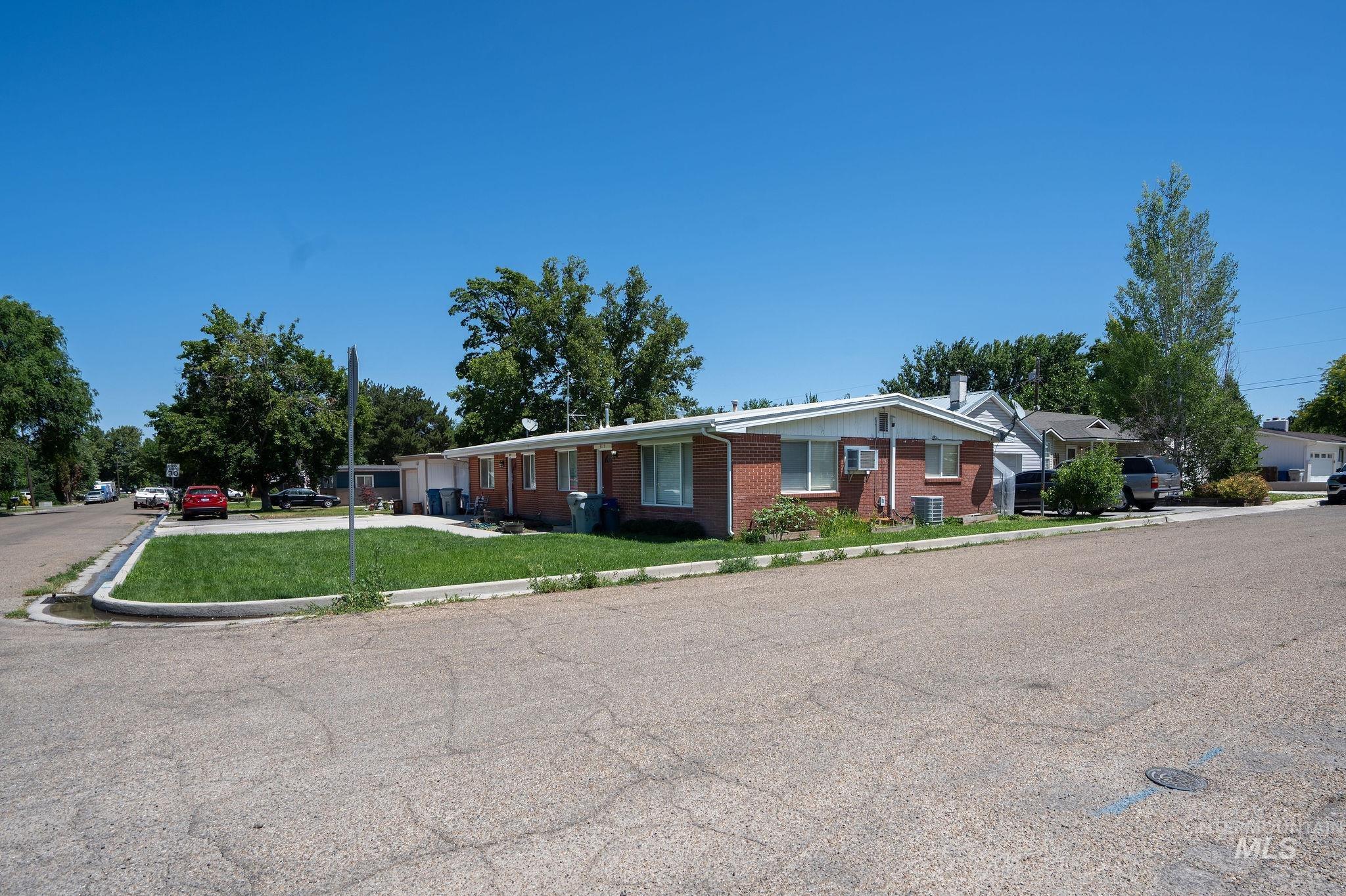 3121 & 3125 College Ave, Caldwell, Idaho 83605, 3 Bedrooms, 1 Bathroom, Residential Income For Sale, Price $415,000,MLS 98973069