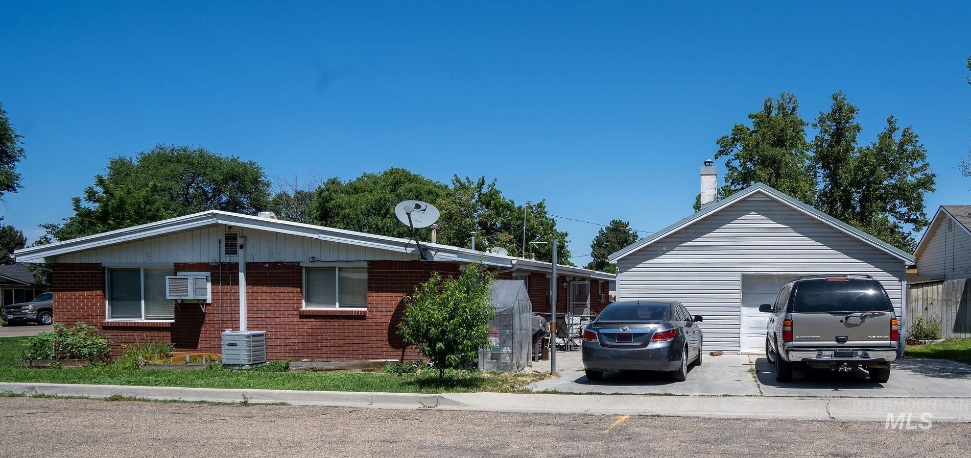 3121 & 3125 College Ave, Caldwell, Idaho 83605, 3 Bedrooms, 1 Bathroom, Residential Income For Sale, Price $415,000,MLS 98973069