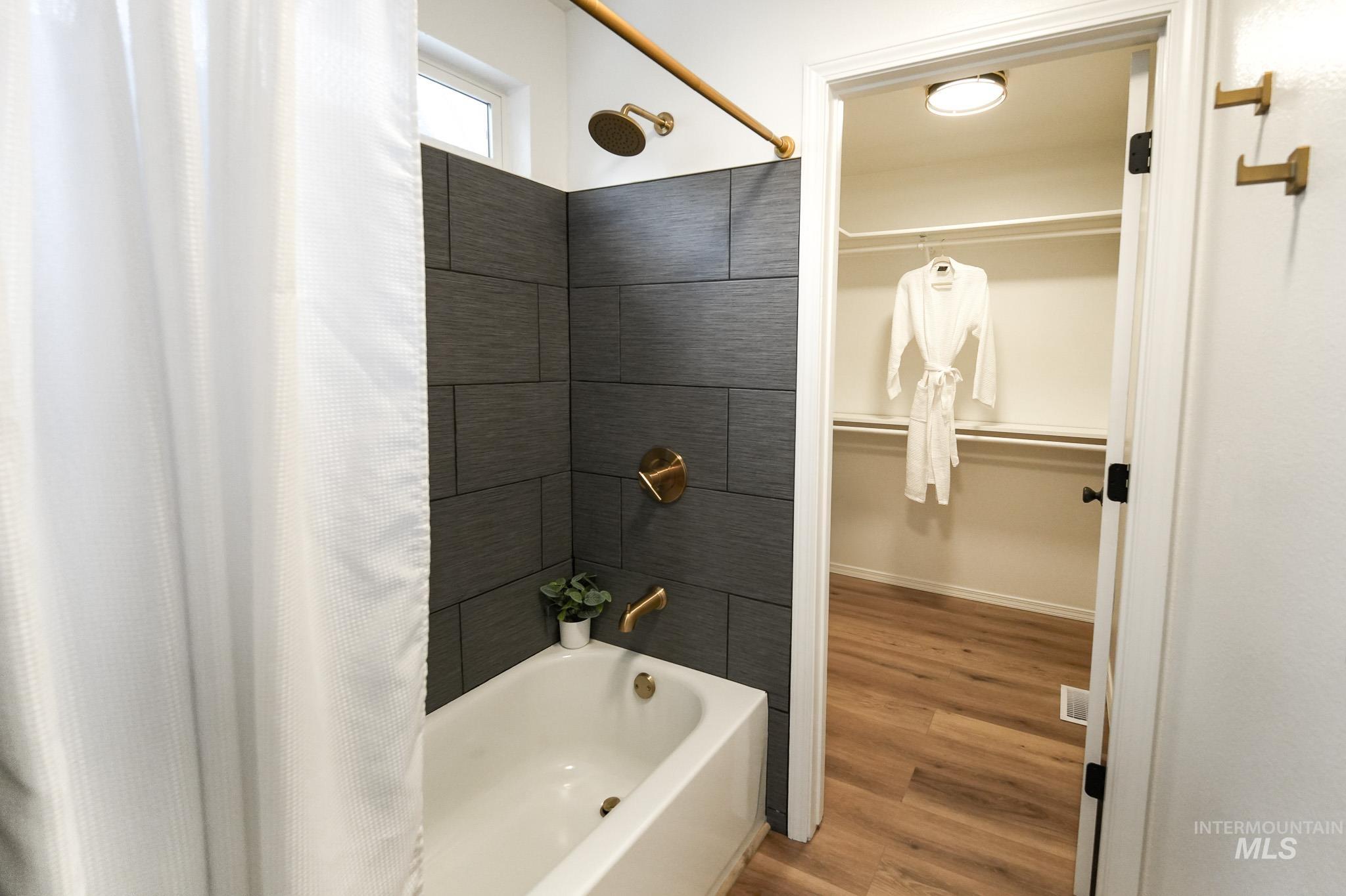 4415 S Silverwood Pl., Boise, Idaho 83716, 3 Bedrooms, 2 Bathrooms, Residential For Sale, Price $469,900,MLS 98973087