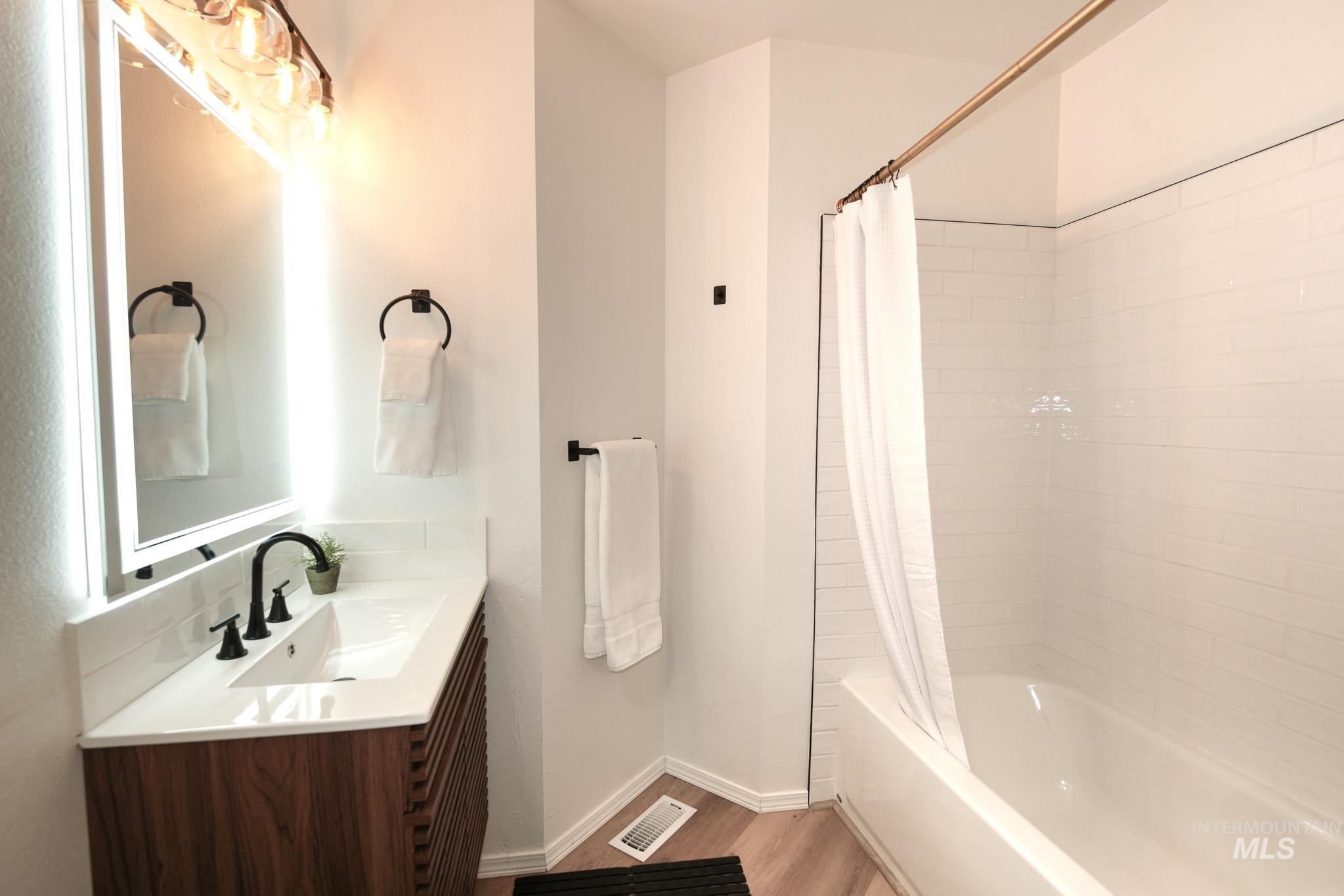 4415 S Silverwood Pl., Boise, Idaho 83716, 3 Bedrooms, 2 Bathrooms, Residential For Sale, Price $469,900,MLS 98973087