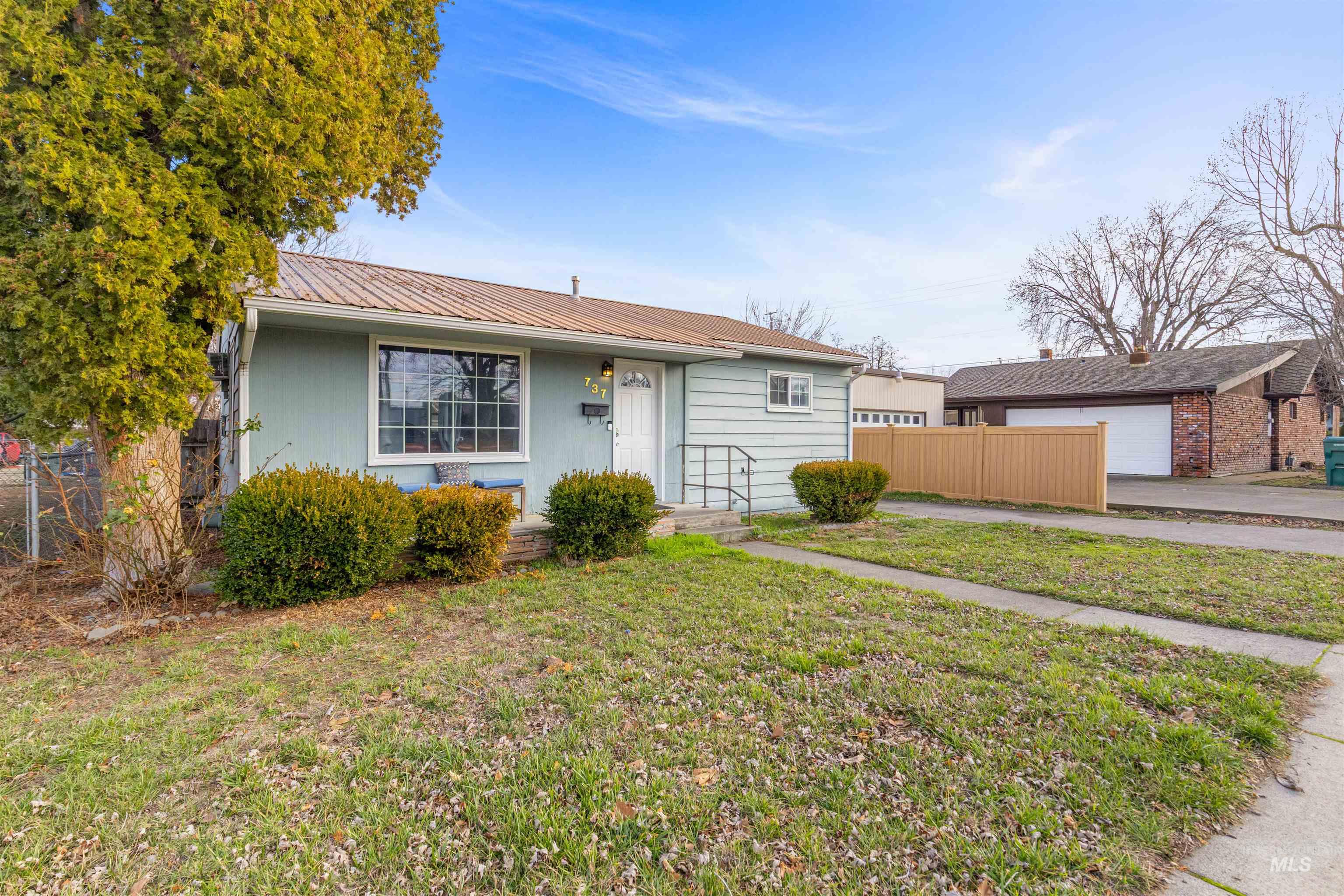 737 4th Street, Clarkston, Washington 99403, 2 Bedrooms, 1 Bathroom, Residential For Sale, Price $249,900,MLS 98973089