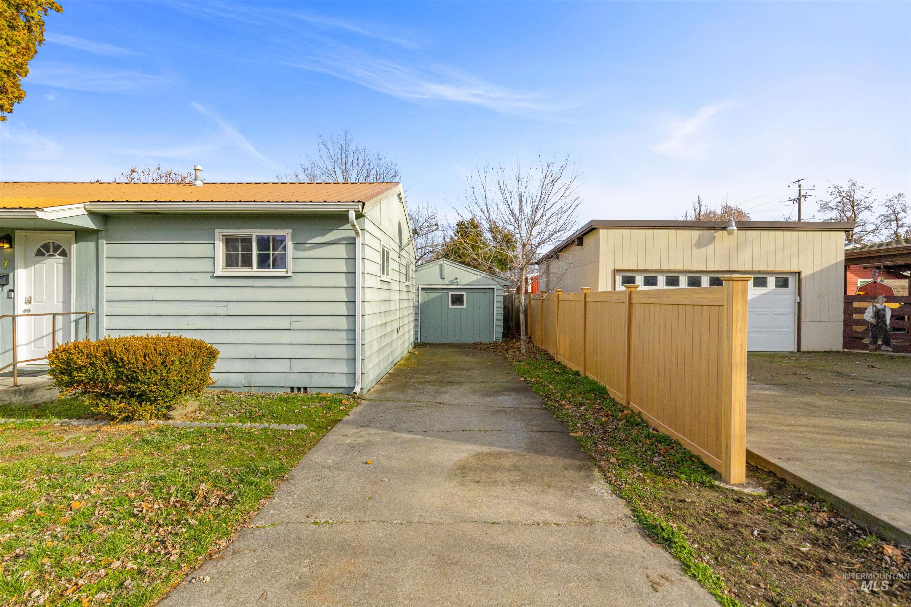 737 4th Street, Clarkston, Washington 99403, 2 Bedrooms, 1 Bathroom, Residential For Sale, Price $249,900,MLS 98973089