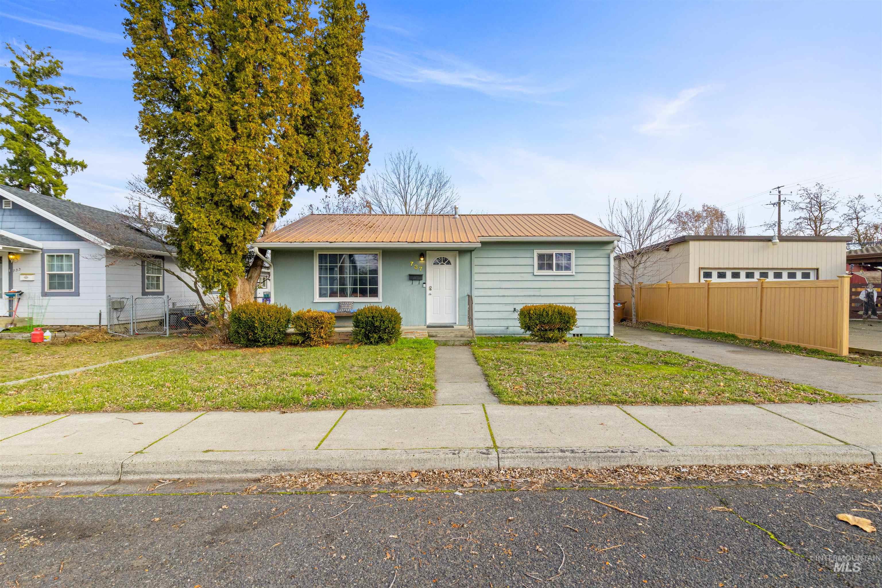 737 4th Street, Clarkston, Washington 99403, 2 Bedrooms, 1 Bathroom, Residential For Sale, Price $249,900,MLS 98973089