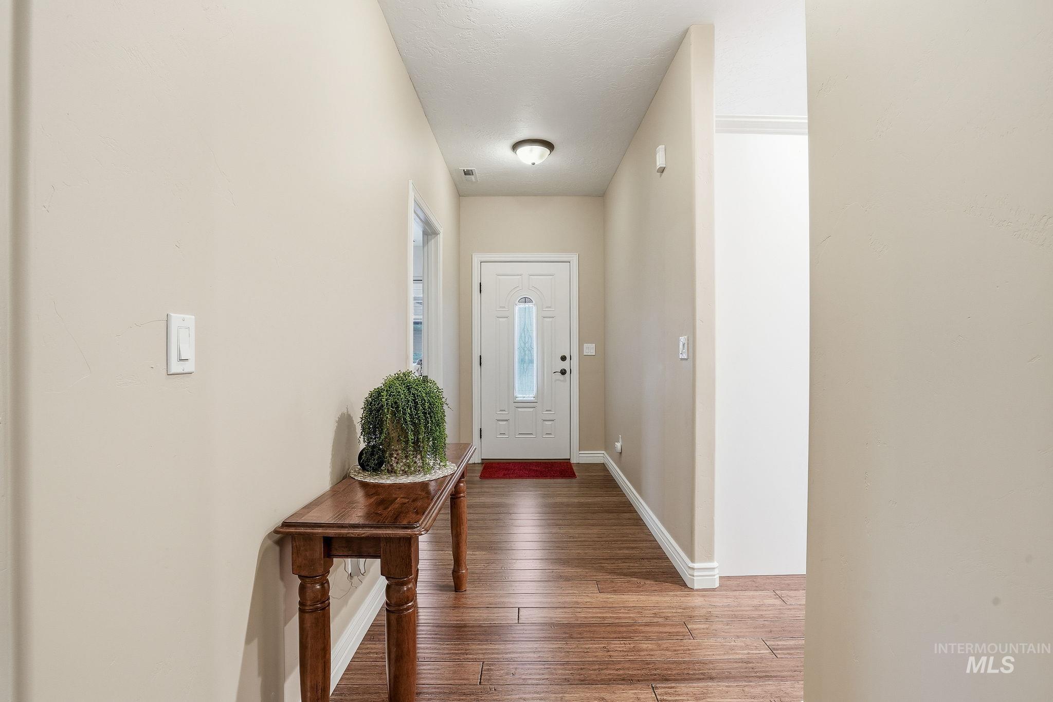 1669 E Horse Creek, Meridian, Idaho 83642, 3 Bedrooms, 2 Bathrooms, Residential For Sale, Price $409,900,MLS 98973096