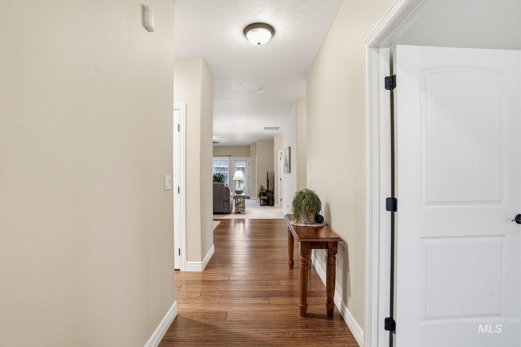 1669 E Horse Creek, Meridian, Idaho 83642, 3 Bedrooms, 2 Bathrooms, Residential For Sale, Price $409,900,MLS 98973096