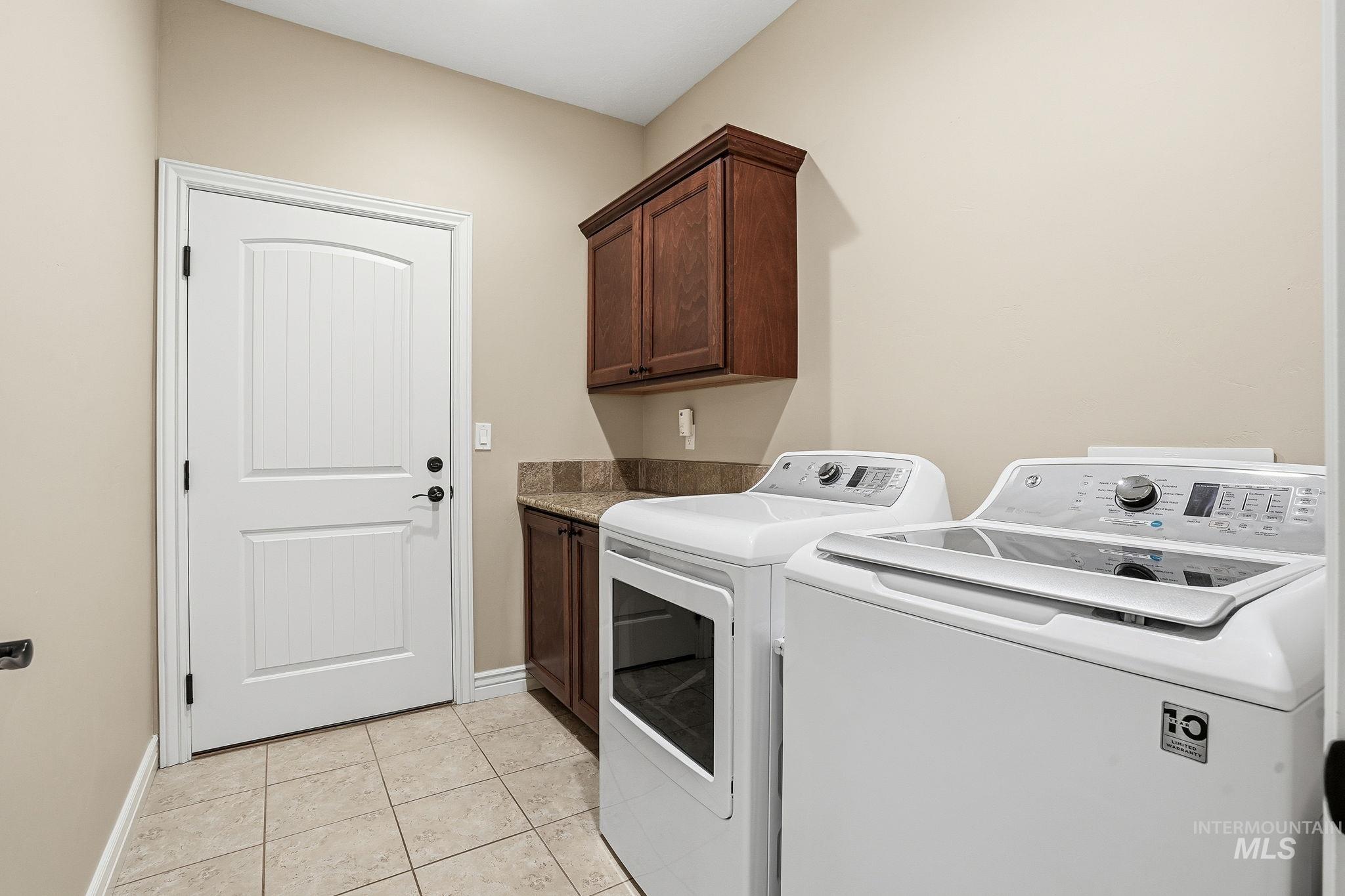 1669 E Horse Creek, Meridian, Idaho 83642, 3 Bedrooms, 2 Bathrooms, Residential For Sale, Price $409,900,MLS 98973096