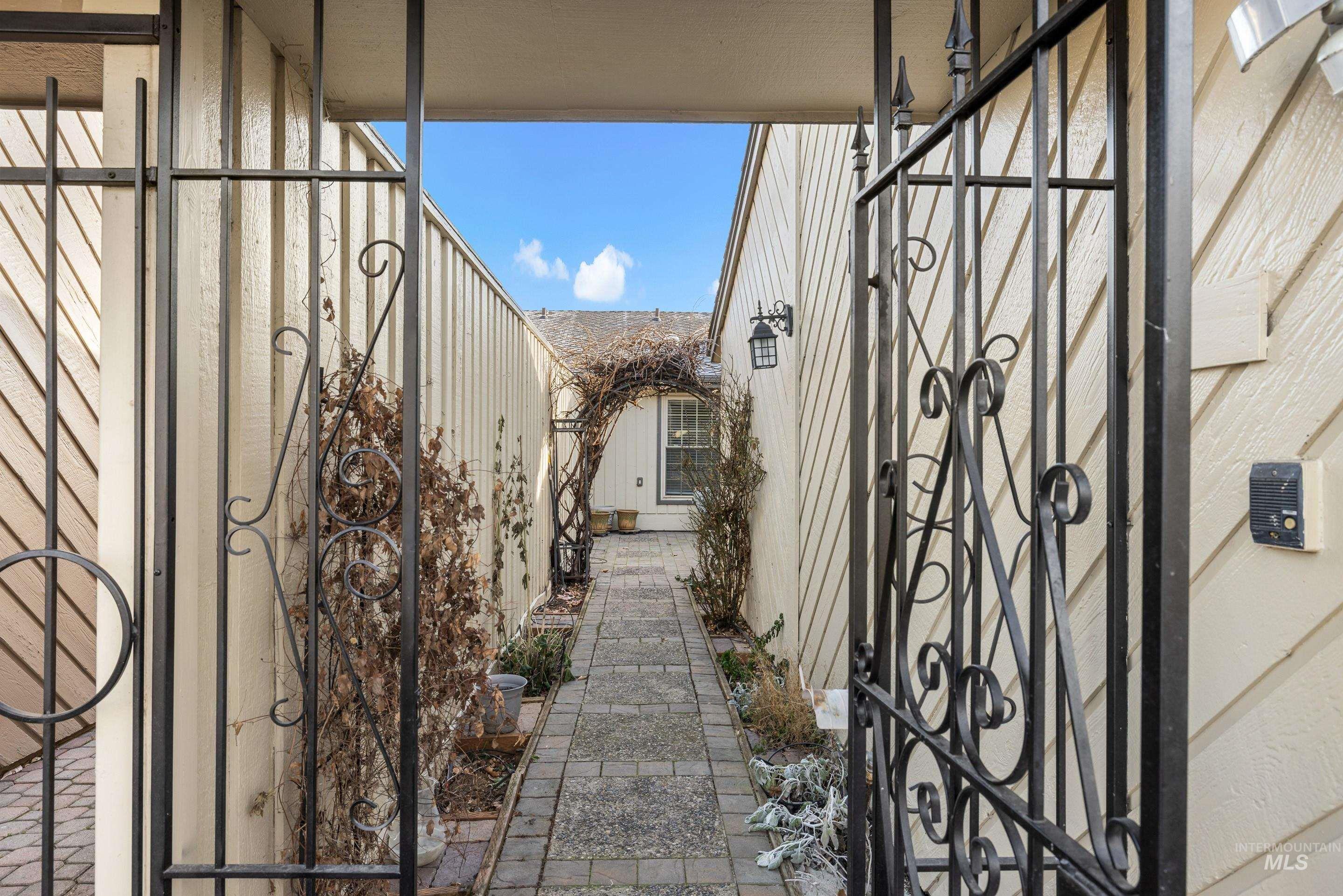 7225 W Cascade Dr, Boise, Idaho 83704, 2 Bedrooms, 1.5 Bathrooms, Residential For Sale, Price $324,900,MLS 98973132