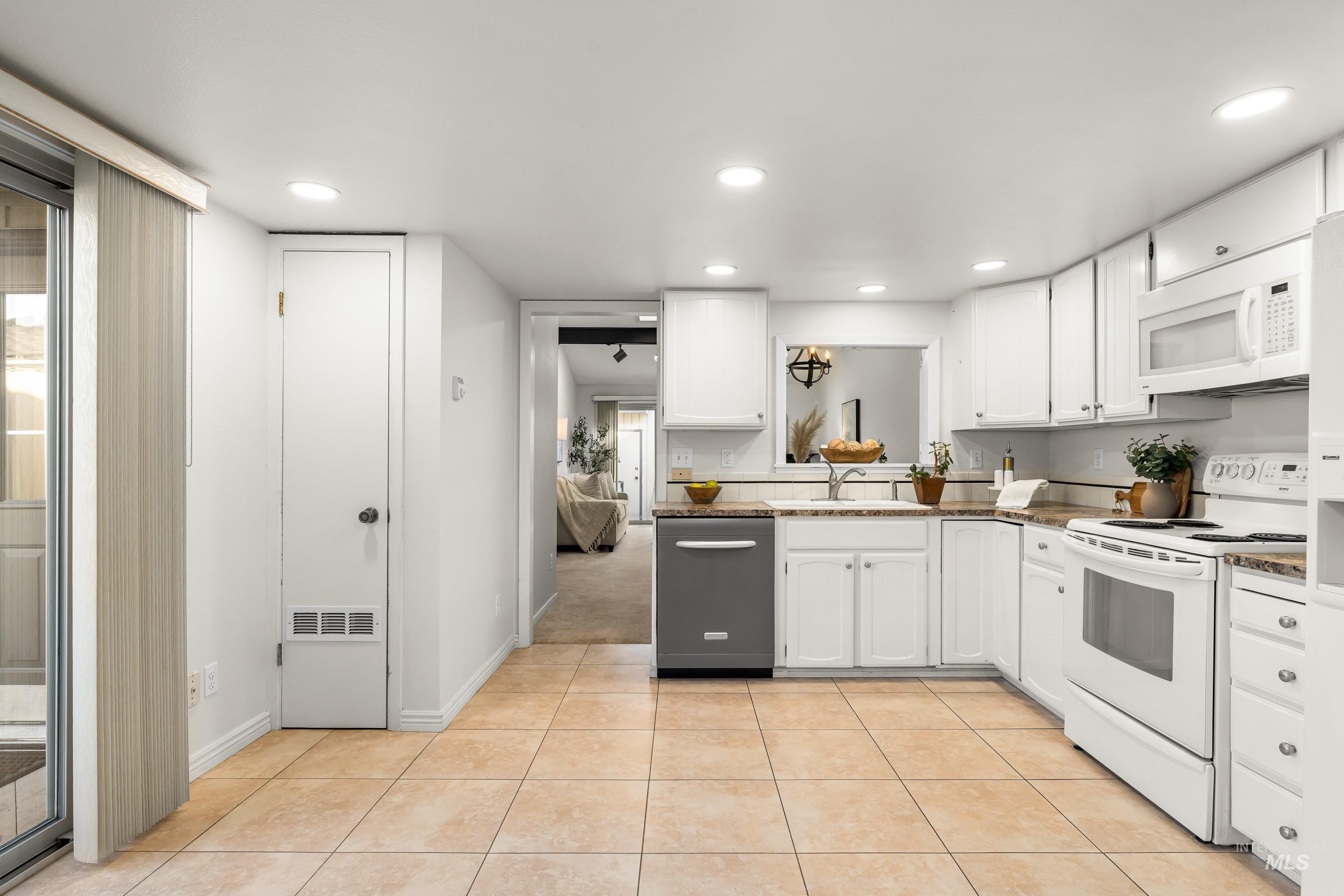 7225 W Cascade Dr, Boise, Idaho 83704, 2 Bedrooms, 1.5 Bathrooms, Residential For Sale, Price $324,900,MLS 98973132