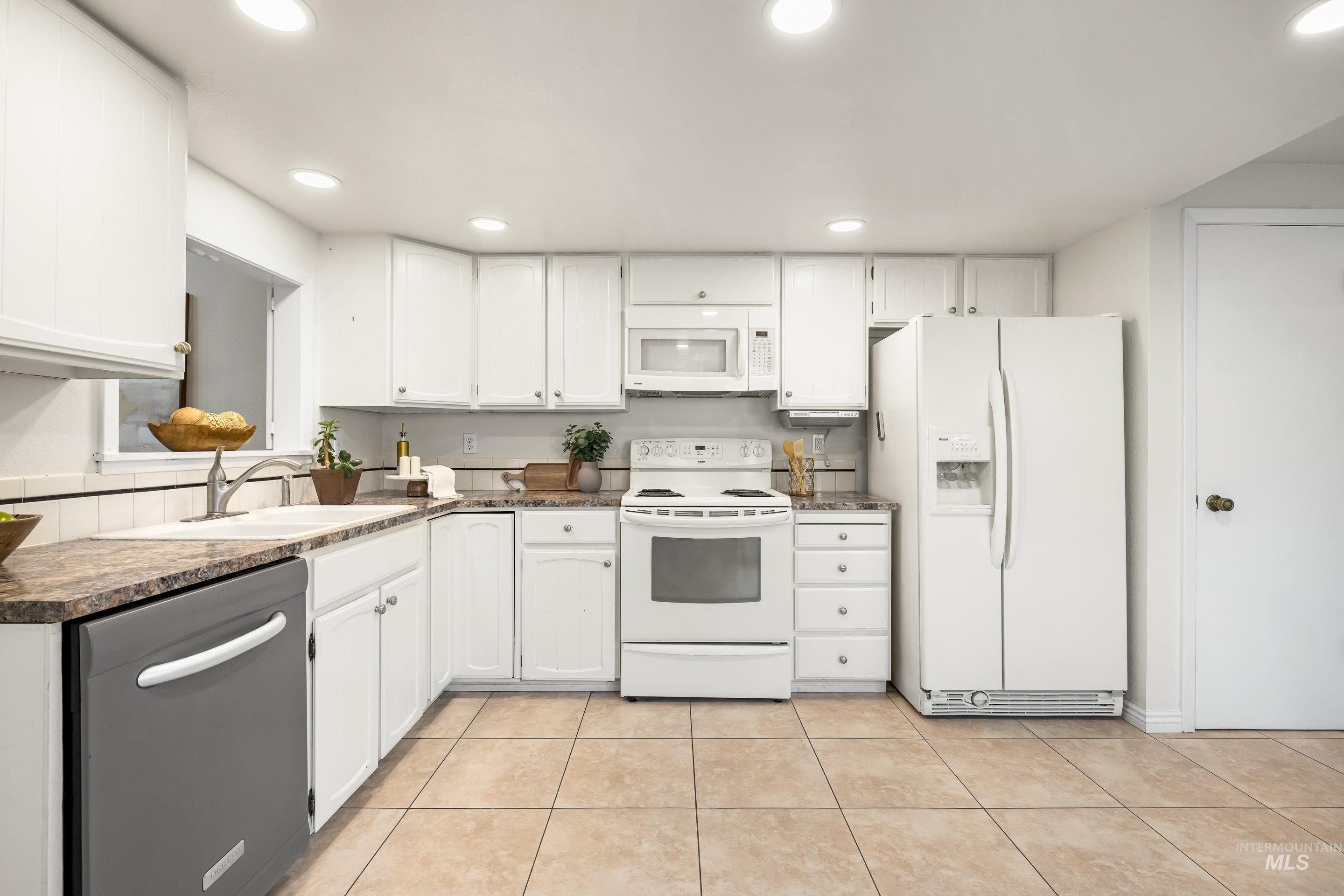 7225 W Cascade Dr, Boise, Idaho 83704, 2 Bedrooms, 1.5 Bathrooms, Residential For Sale, Price $324,900,MLS 98973132