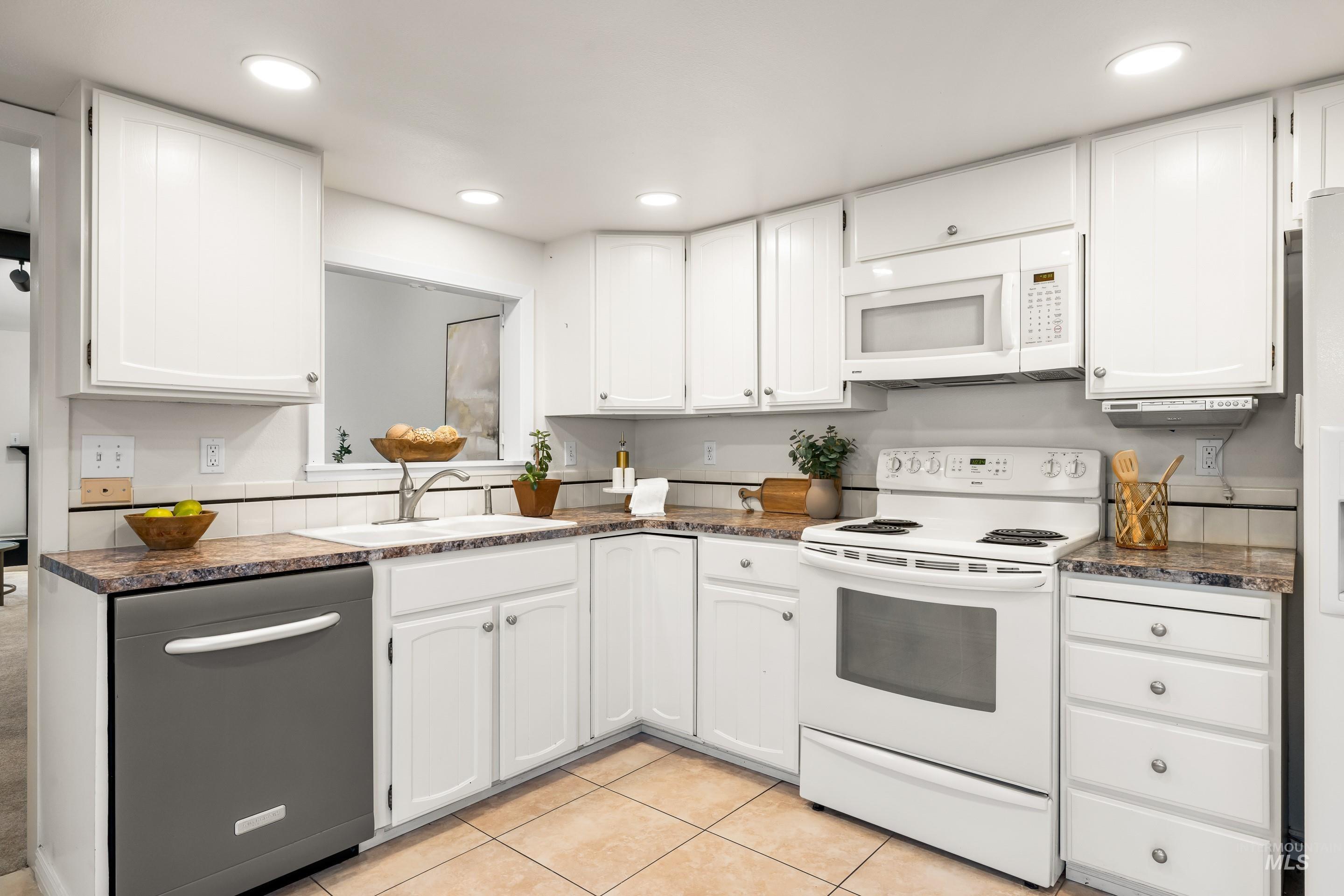 7225 W Cascade Dr, Boise, Idaho 83704, 2 Bedrooms, 1.5 Bathrooms, Residential For Sale, Price $324,900,MLS 98973132