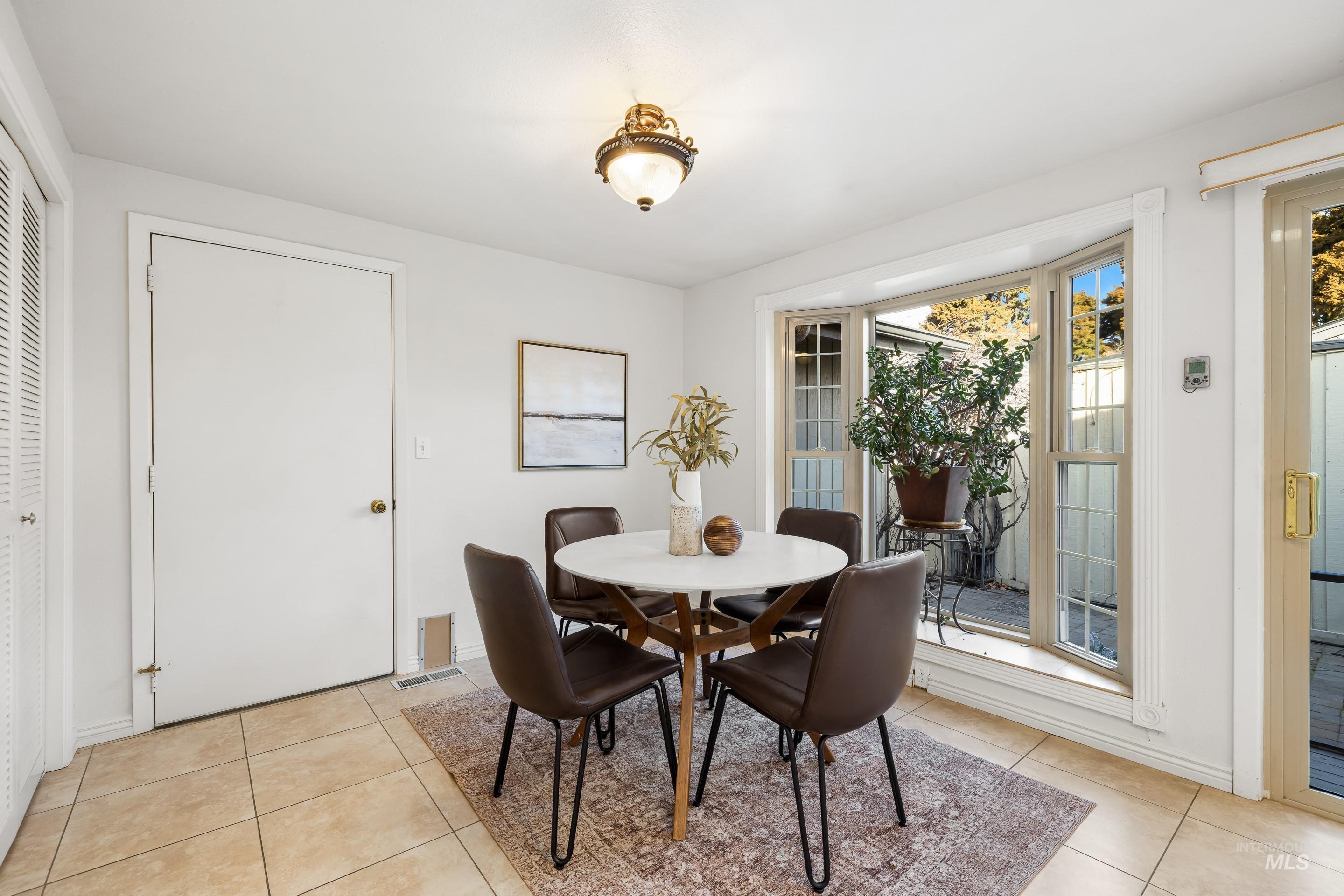 7225 W Cascade Dr, Boise, Idaho 83704, 2 Bedrooms, 1.5 Bathrooms, Residential For Sale, Price $324,900,MLS 98973132