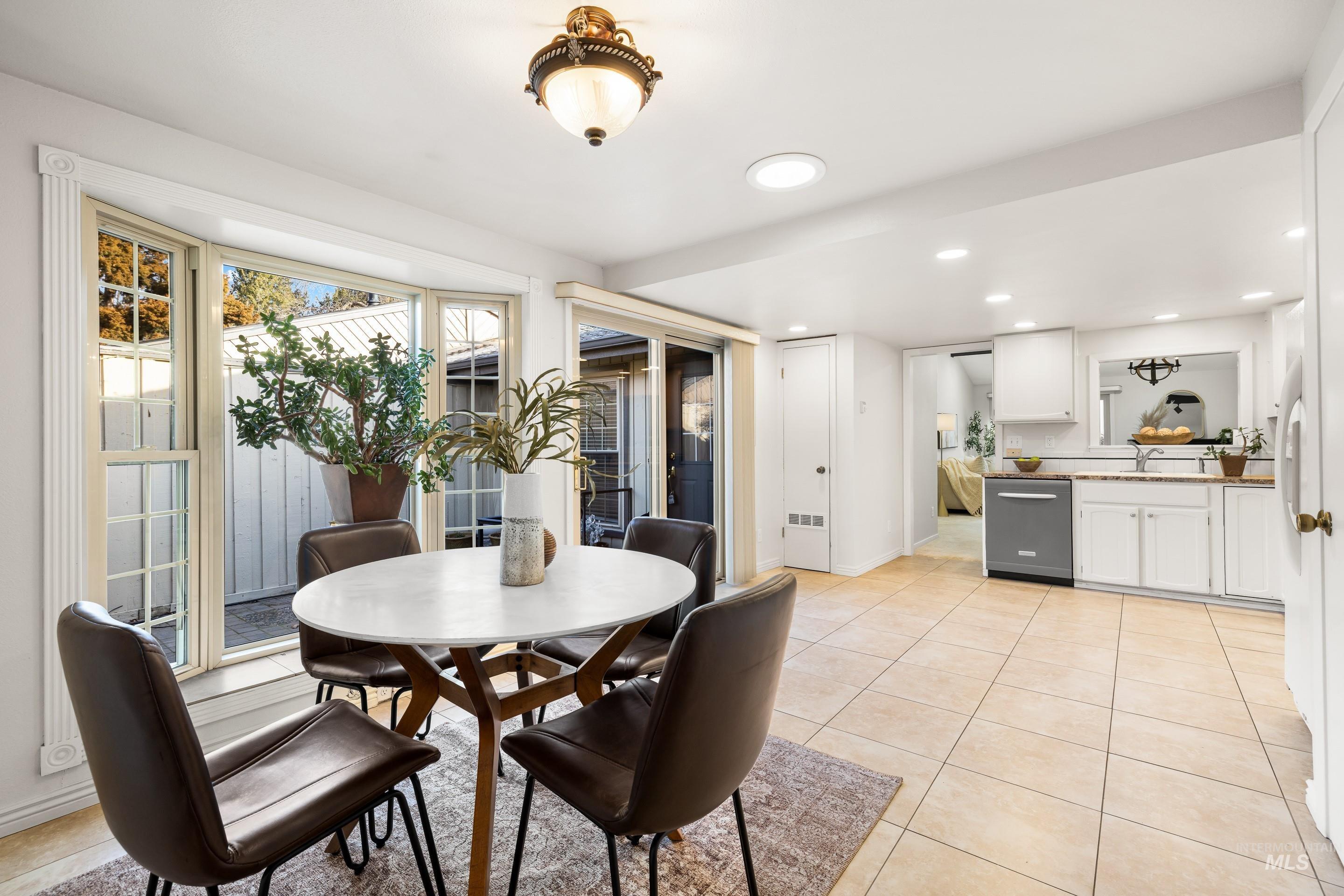 7225 W Cascade Dr, Boise, Idaho 83704, 2 Bedrooms, 1.5 Bathrooms, Residential For Sale, Price $324,900,MLS 98973132