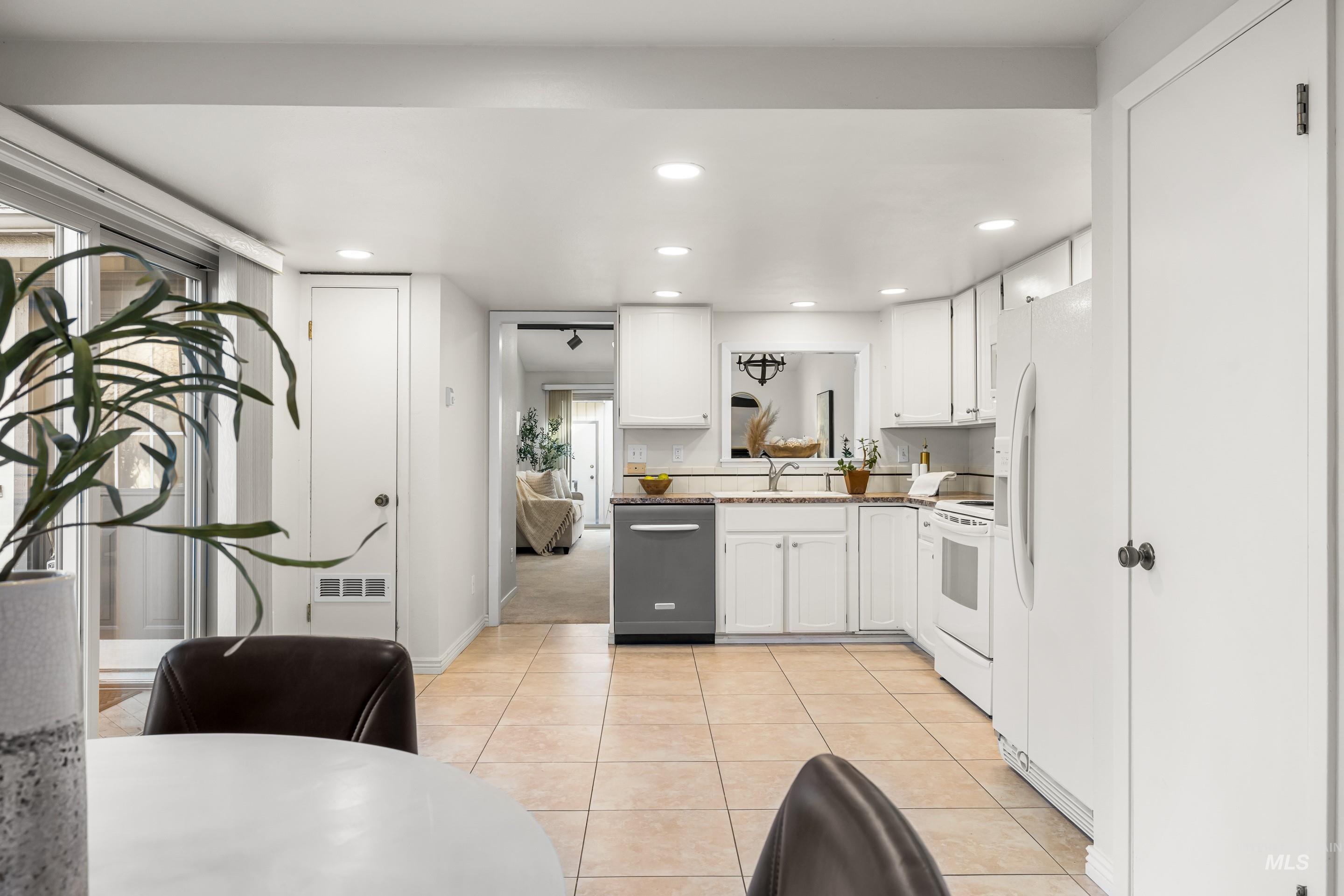 7225 W Cascade Dr, Boise, Idaho 83704, 2 Bedrooms, 1.5 Bathrooms, Residential For Sale, Price $324,900,MLS 98973132