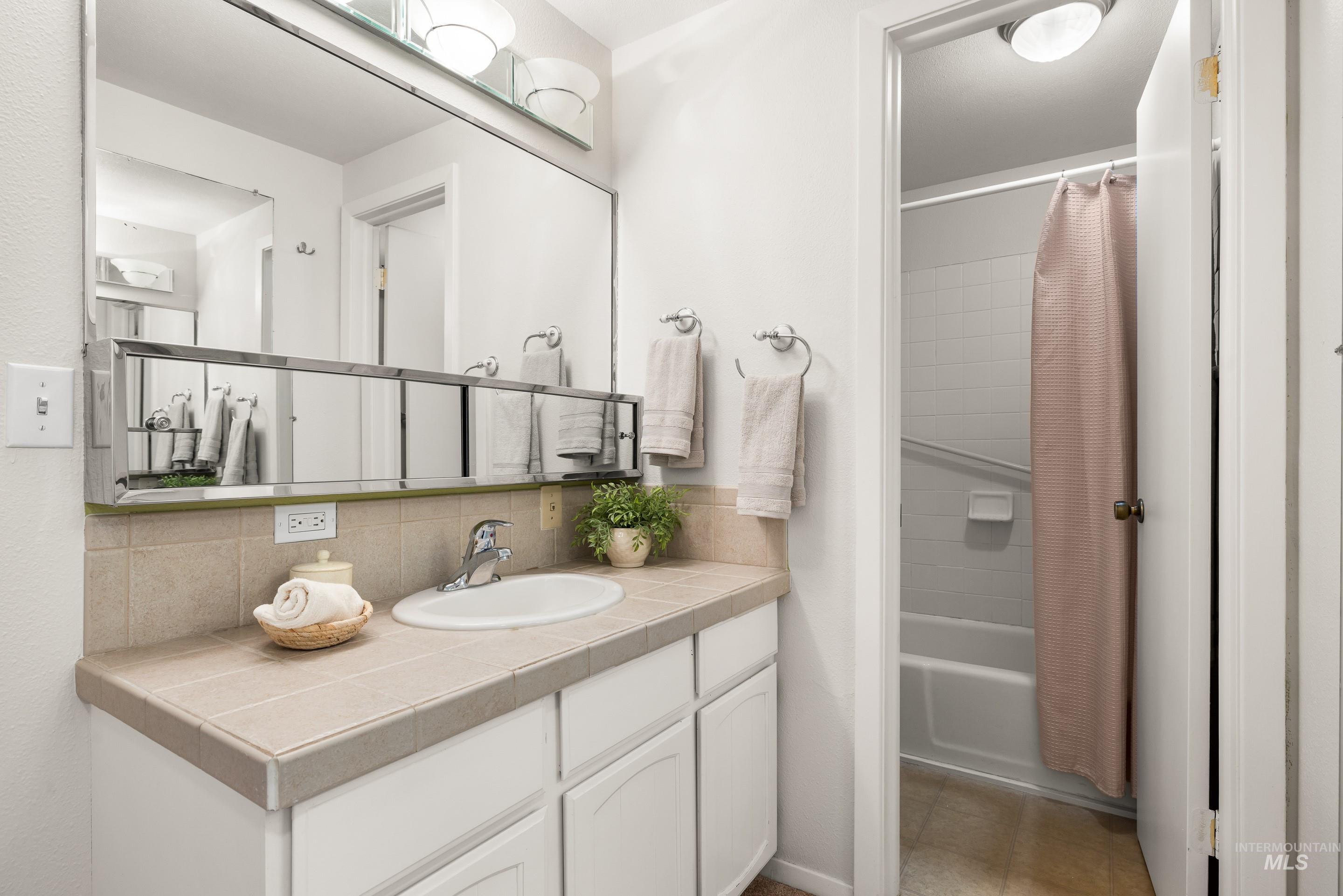 7225 W Cascade Dr, Boise, Idaho 83704, 2 Bedrooms, 1.5 Bathrooms, Residential For Sale, Price $324,900,MLS 98973132