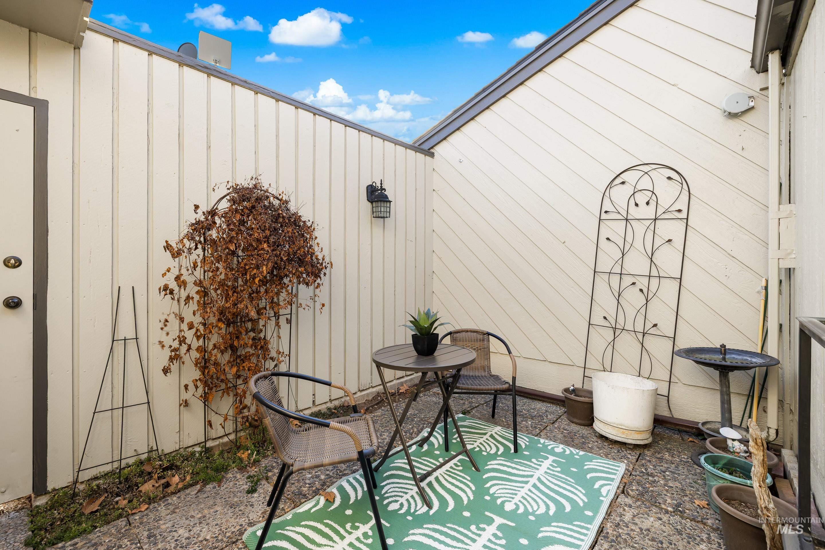 7225 W Cascade Dr, Boise, Idaho 83704, 2 Bedrooms, 1.5 Bathrooms, Residential For Sale, Price $324,900,MLS 98973132