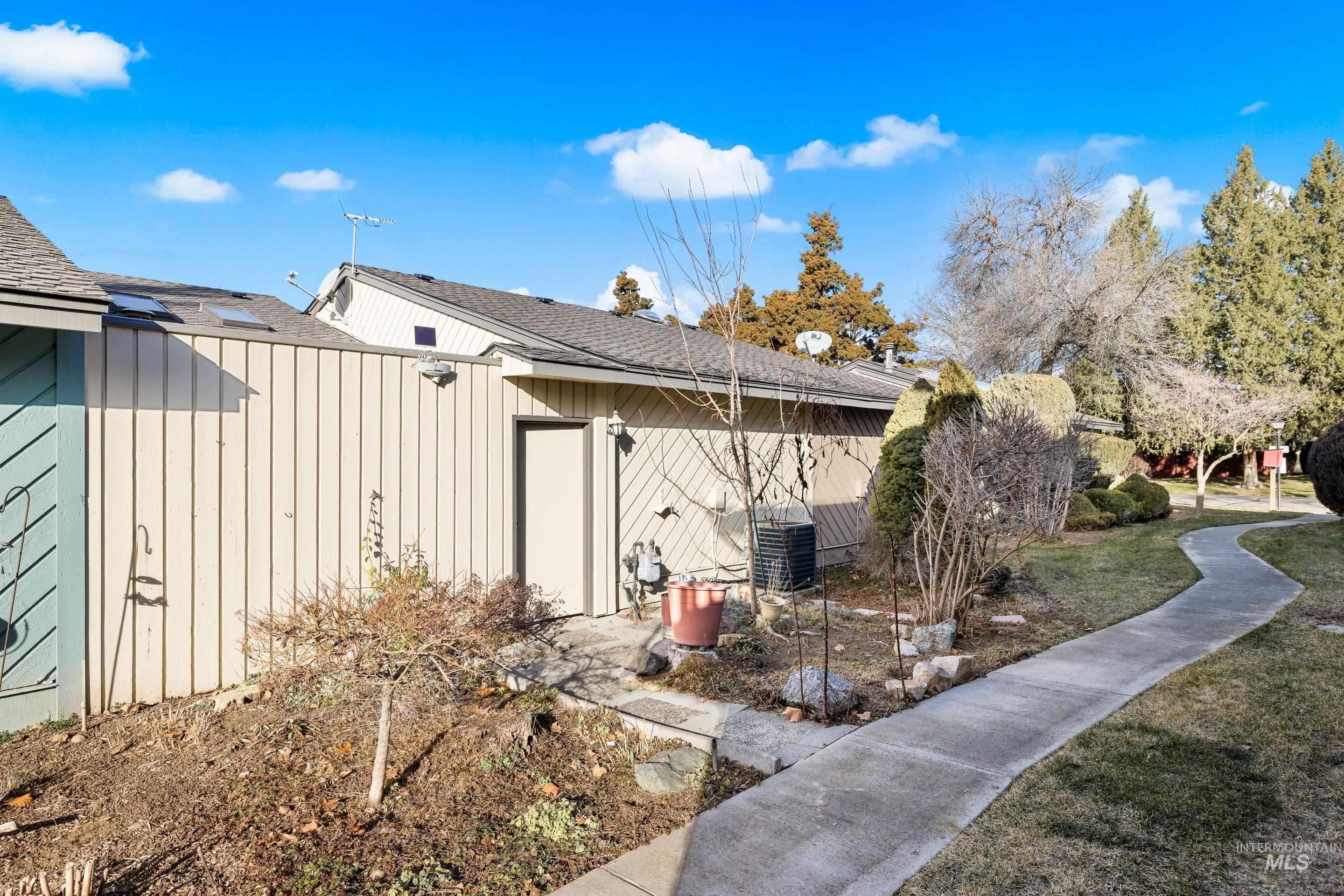 7225 W Cascade Dr, Boise, Idaho 83704, 2 Bedrooms, 1.5 Bathrooms, Residential For Sale, Price $324,900,MLS 98973132