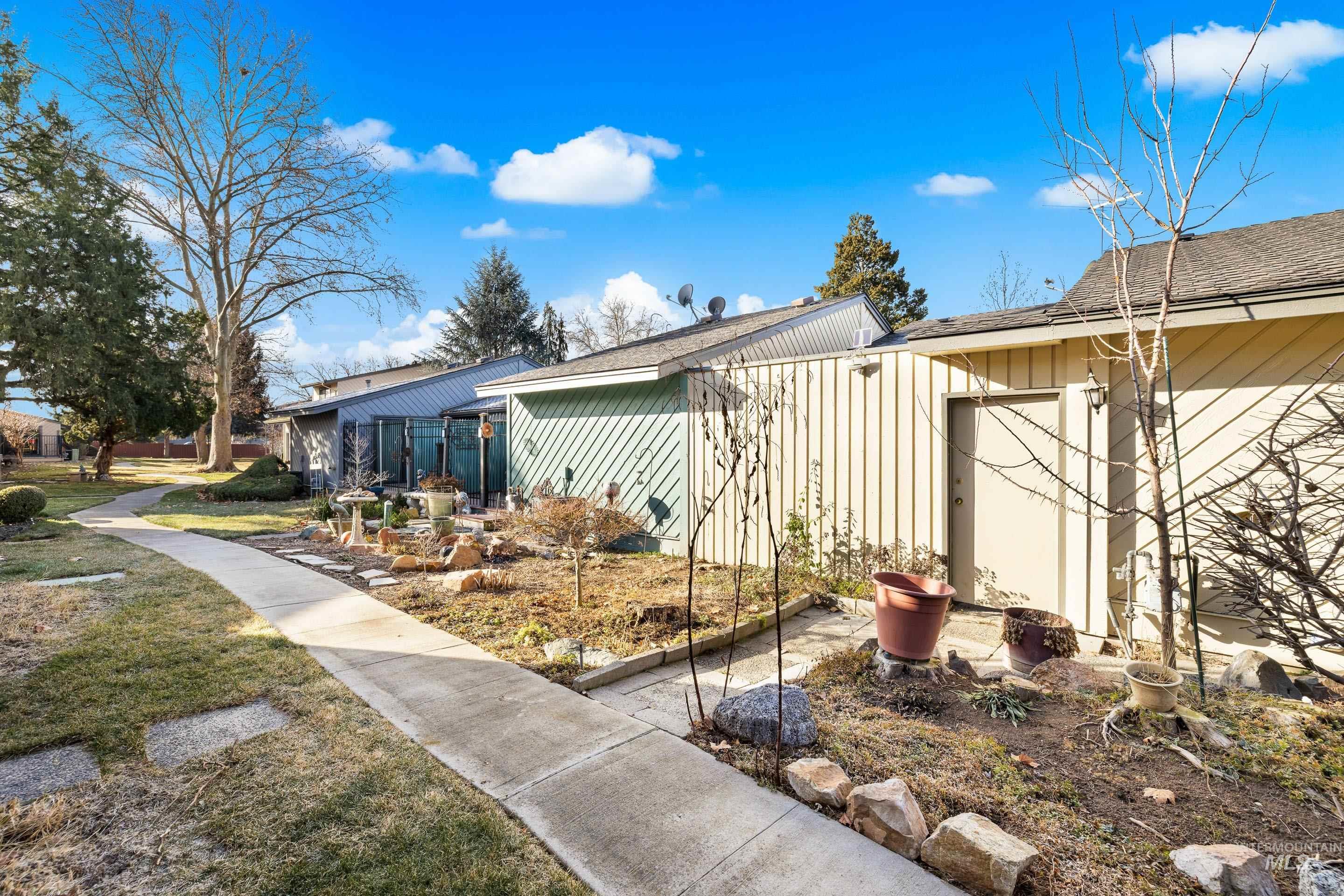 7225 W Cascade Dr, Boise, Idaho 83704, 2 Bedrooms, 1.5 Bathrooms, Residential For Sale, Price $324,900,MLS 98973132
