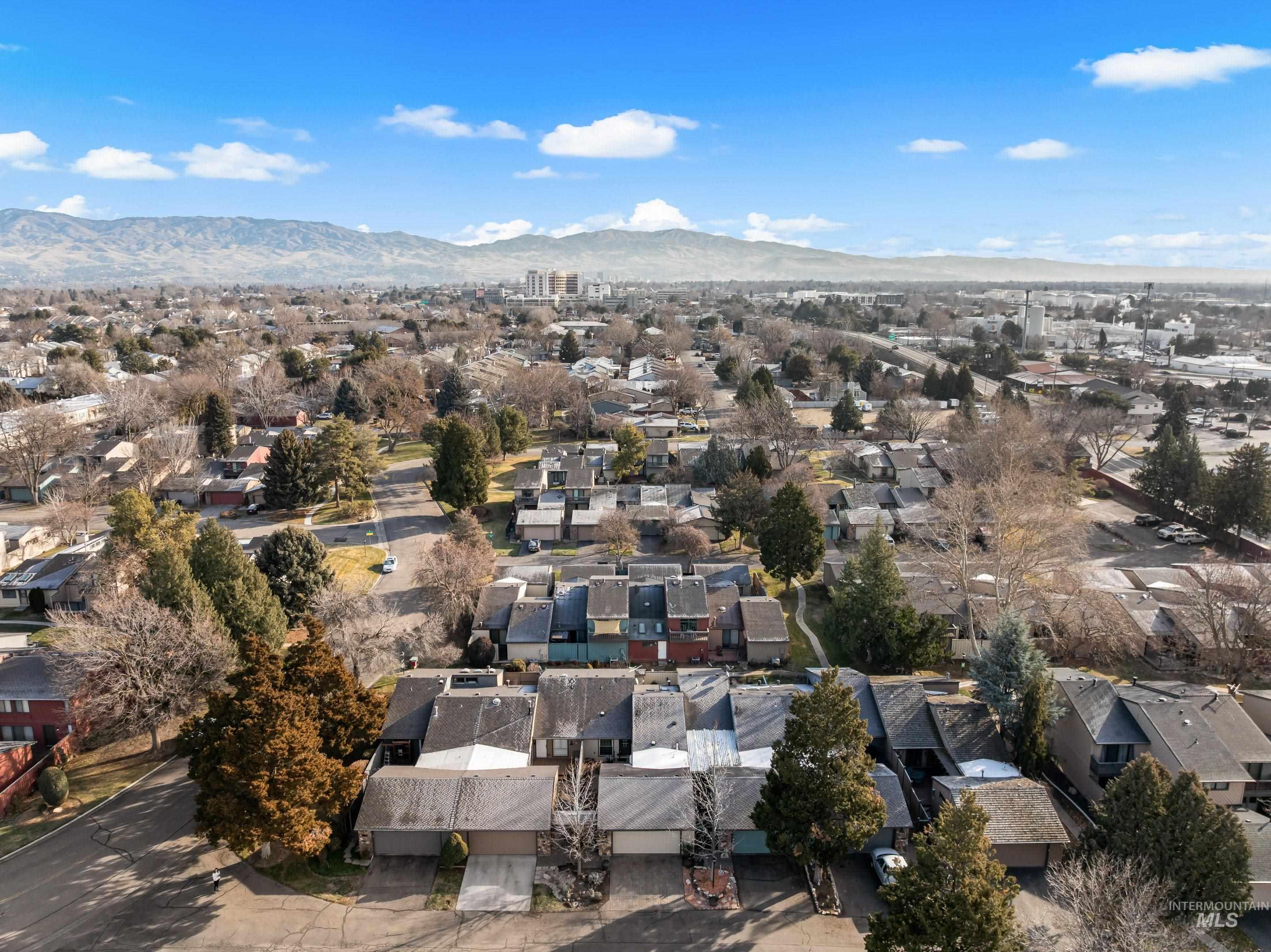 7225 W Cascade Dr, Boise, Idaho 83704, 2 Bedrooms, 1.5 Bathrooms, Residential For Sale, Price $324,900,MLS 98973132