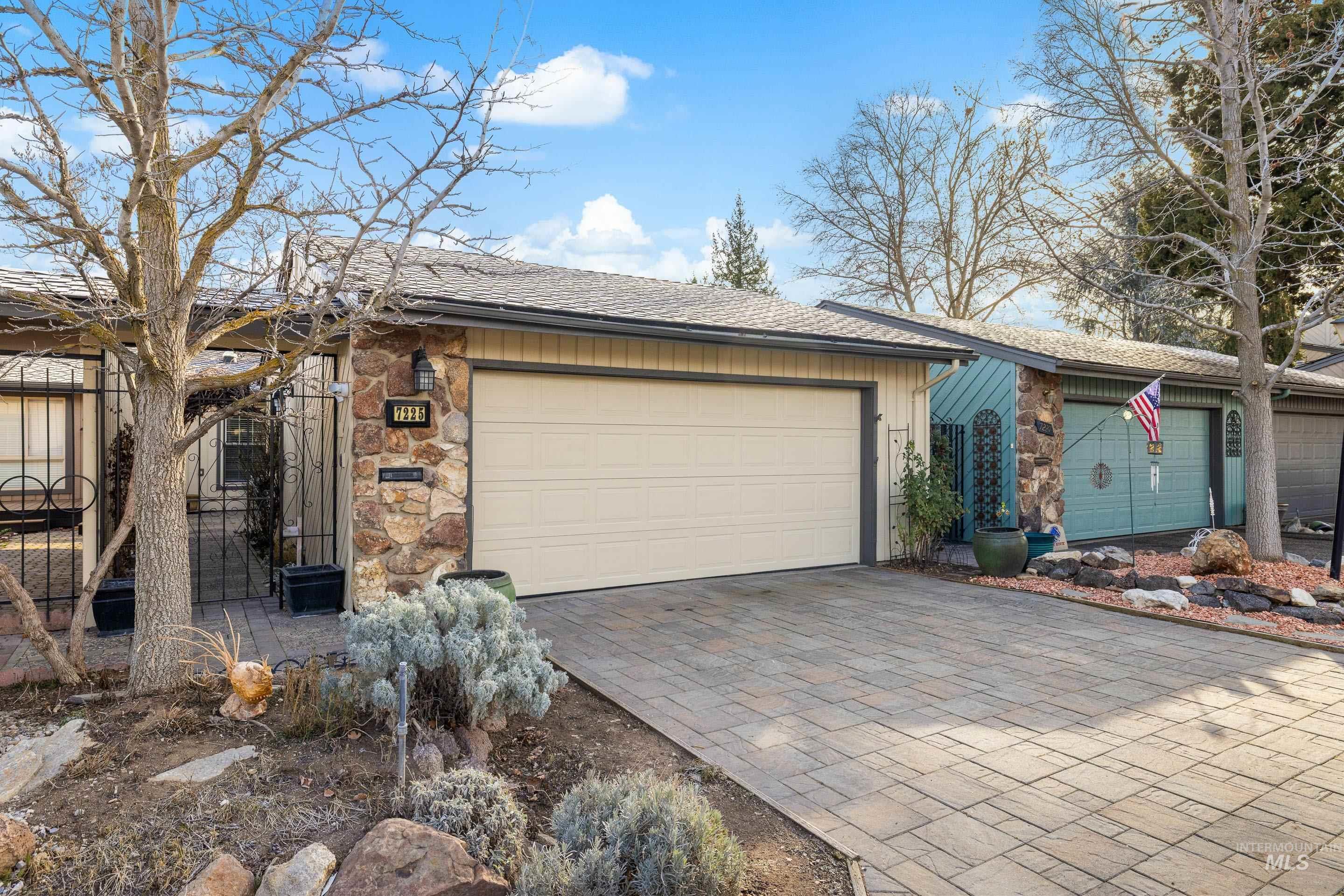 7225 W Cascade Dr, Boise, Idaho 83704, 2 Bedrooms, 1.5 Bathrooms, Residential For Sale, Price $324,900,MLS 98973132