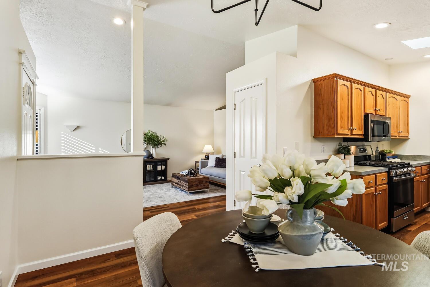 8290 W Clubhouse Ln., Garden City, Idaho 83714, 2 Bedrooms, 2 Bathrooms, Residential For Sale, Price $399,000,MLS 98973138