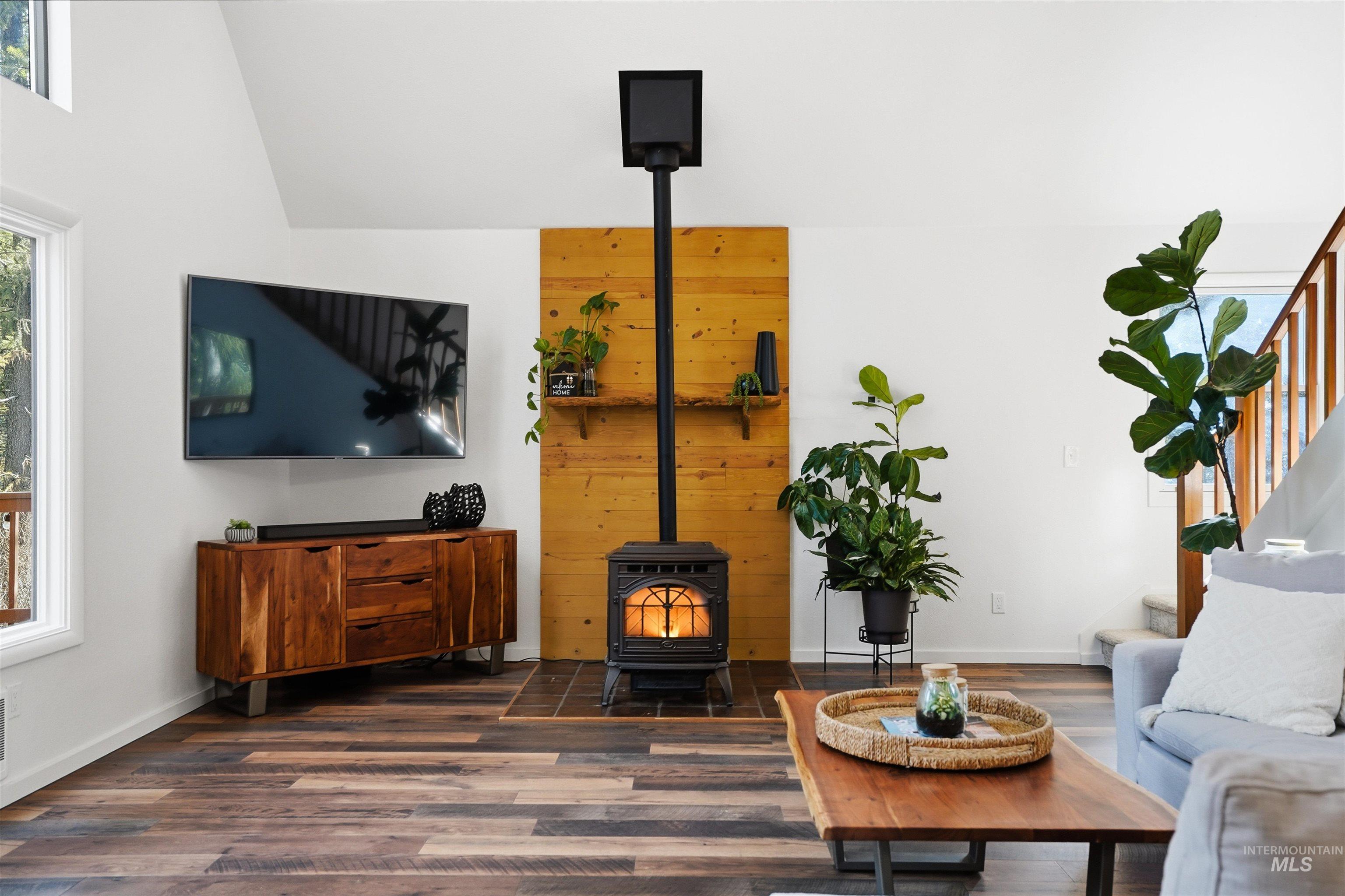 22 Ponderosa Way, Garden Valley, Idaho 83622, 3 Bedrooms, 3 Bathrooms, Residential For Sale, Price $699,000,MLS 98973160