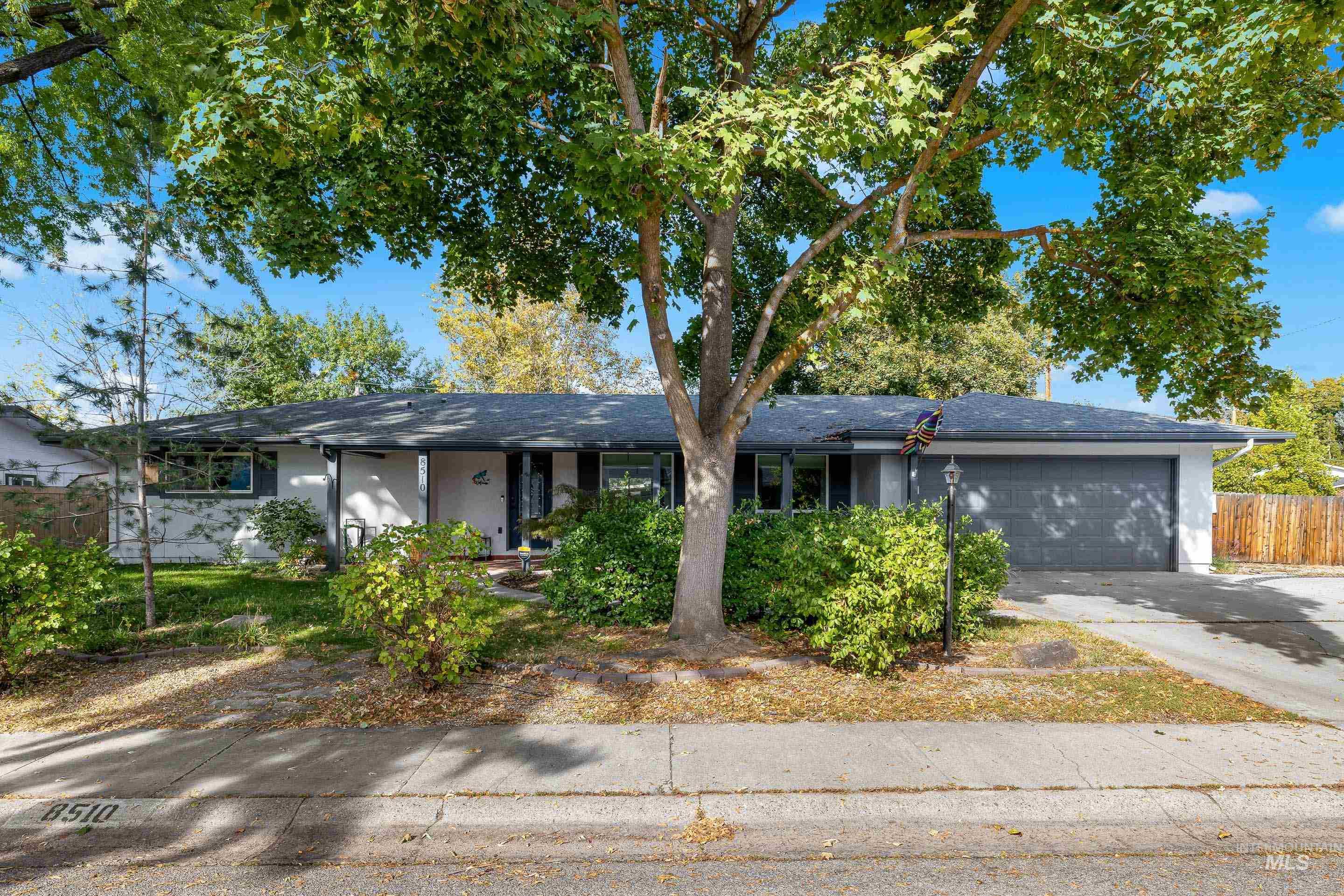 8510 W Crestwood Dr, Boise, Idaho 83704-3033, 3 Bedrooms, 2 Bathrooms, Residential For Sale, Price $488,000,MLS 98973163
