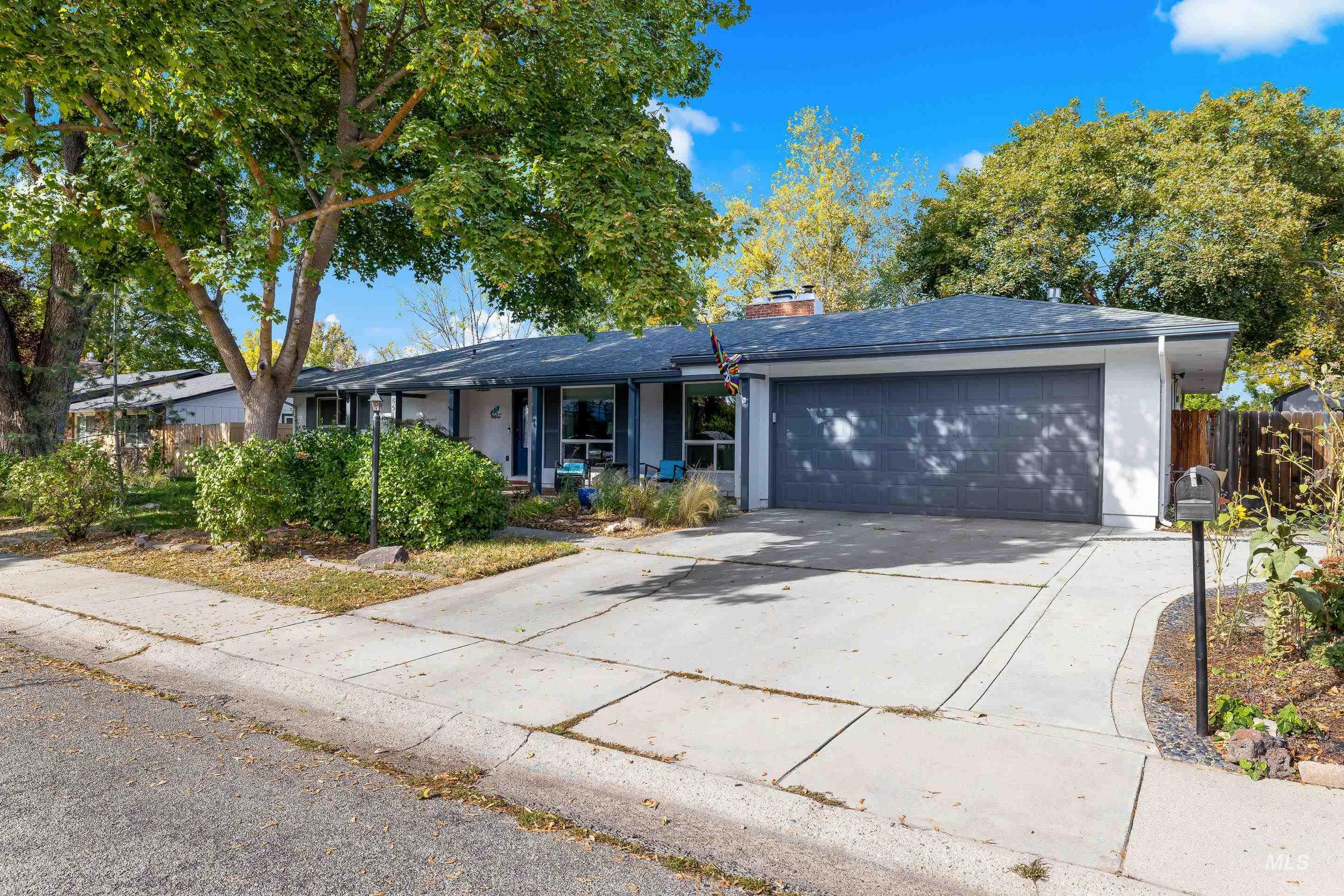 8510 W Crestwood Dr, Boise, Idaho 83704-3033, 3 Bedrooms, 2 Bathrooms, Residential For Sale, Price $488,000,MLS 98973163