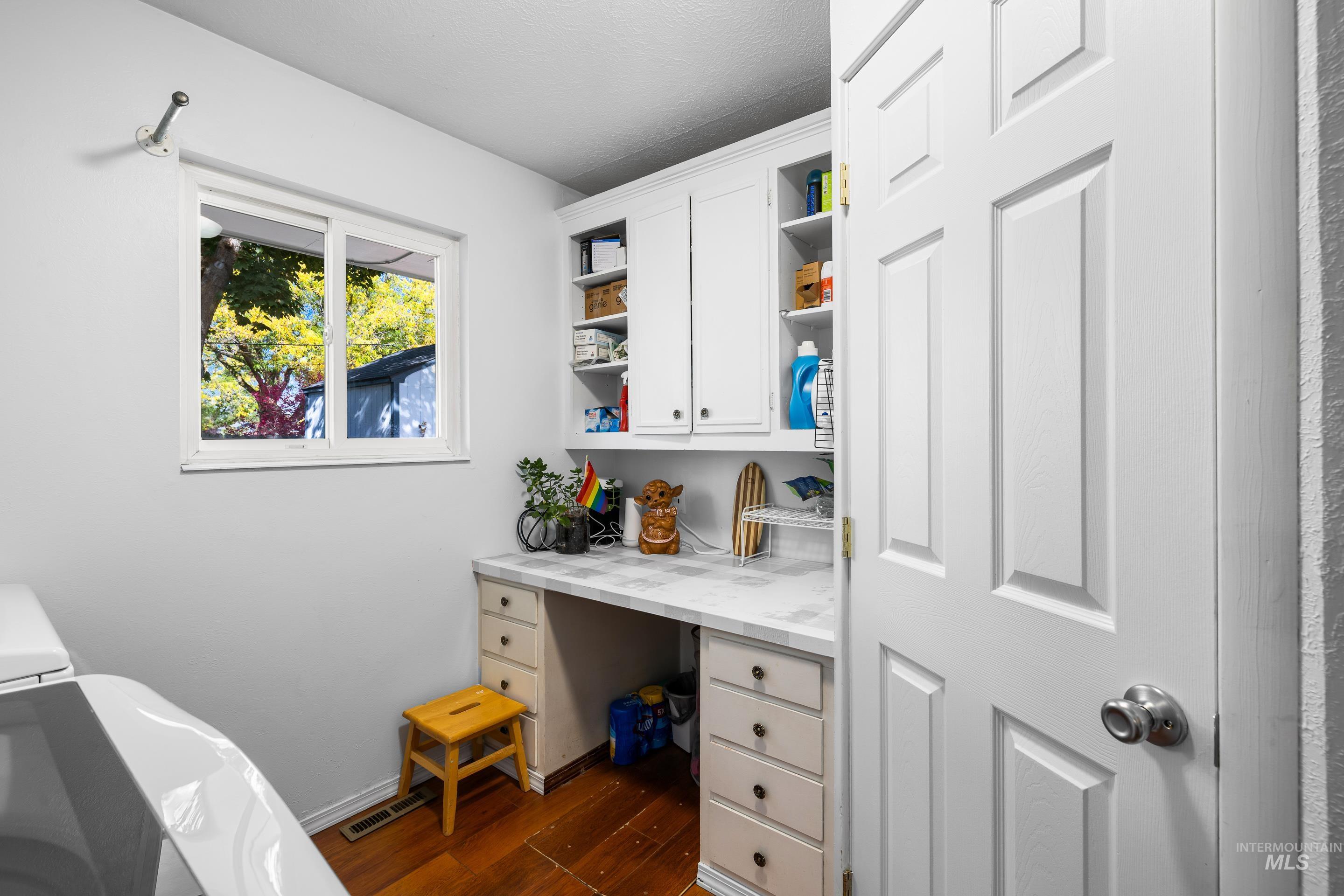 8510 W Crestwood Dr, Boise, Idaho 83704-3033, 3 Bedrooms, 2 Bathrooms, Residential For Sale, Price $488,000,MLS 98973163