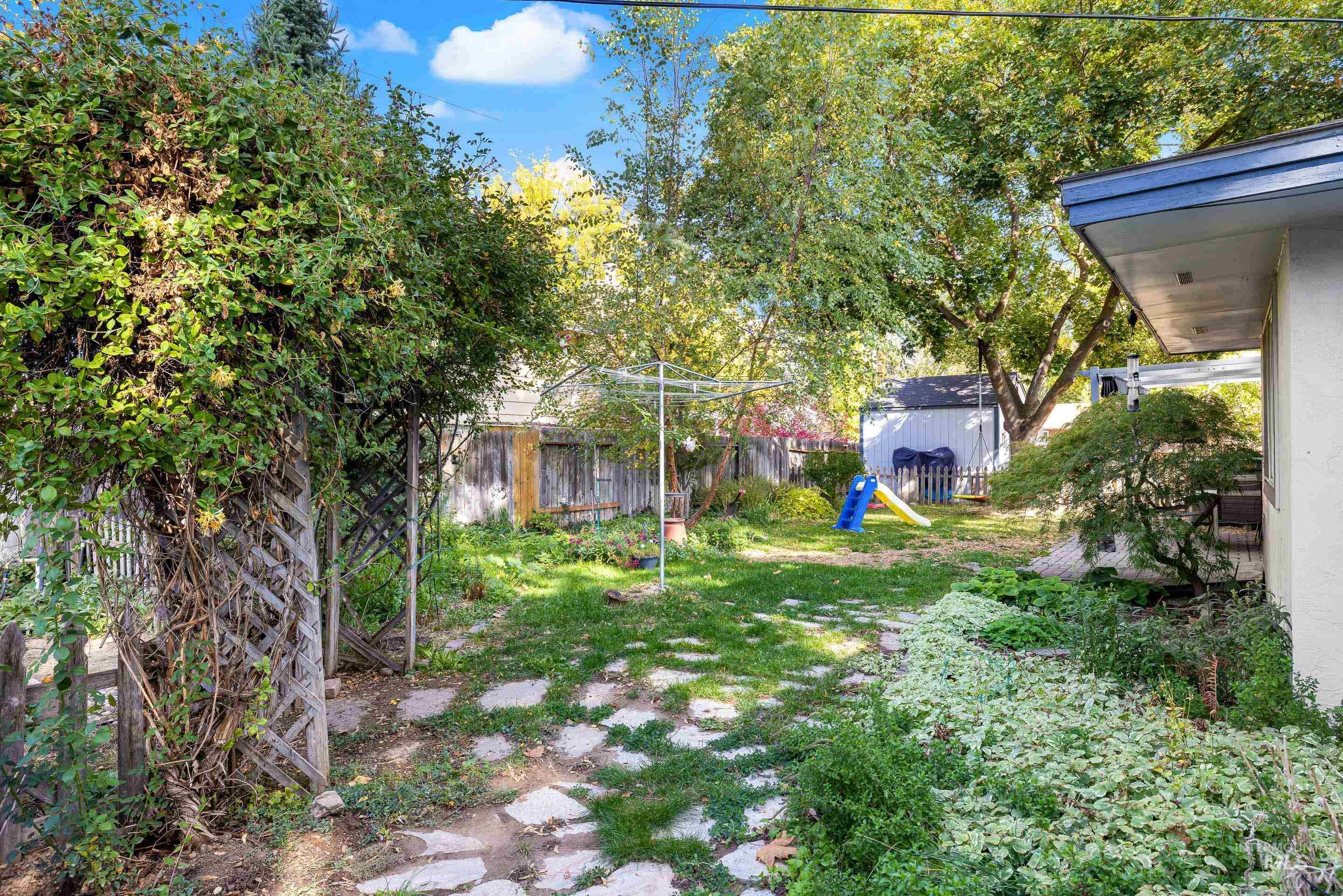 8510 W Crestwood Dr, Boise, Idaho 83704-3033, 3 Bedrooms, 2 Bathrooms, Residential For Sale, Price $488,000,MLS 98973163