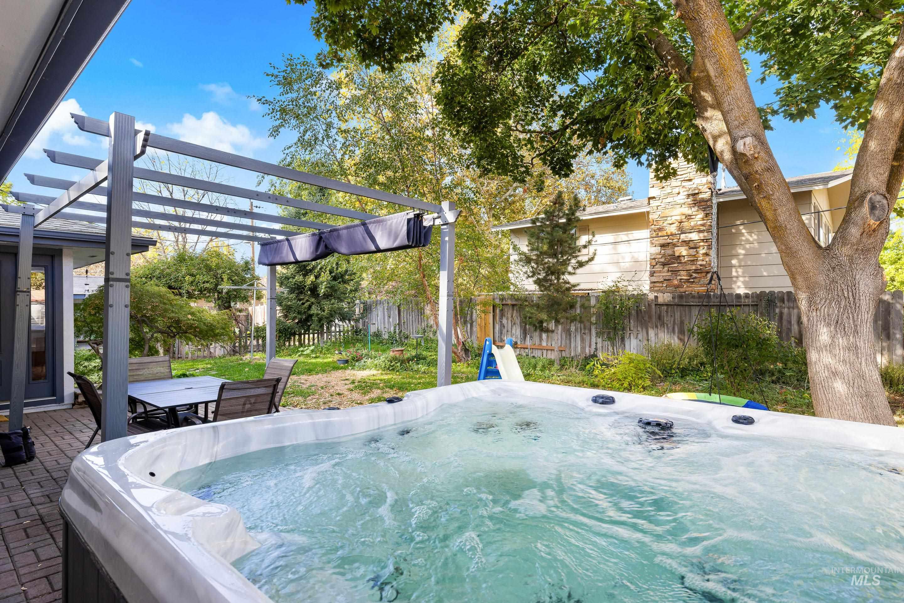 8510 W Crestwood Dr, Boise, Idaho 83704-3033, 3 Bedrooms, 2 Bathrooms, Residential For Sale, Price $488,000,MLS 98973163