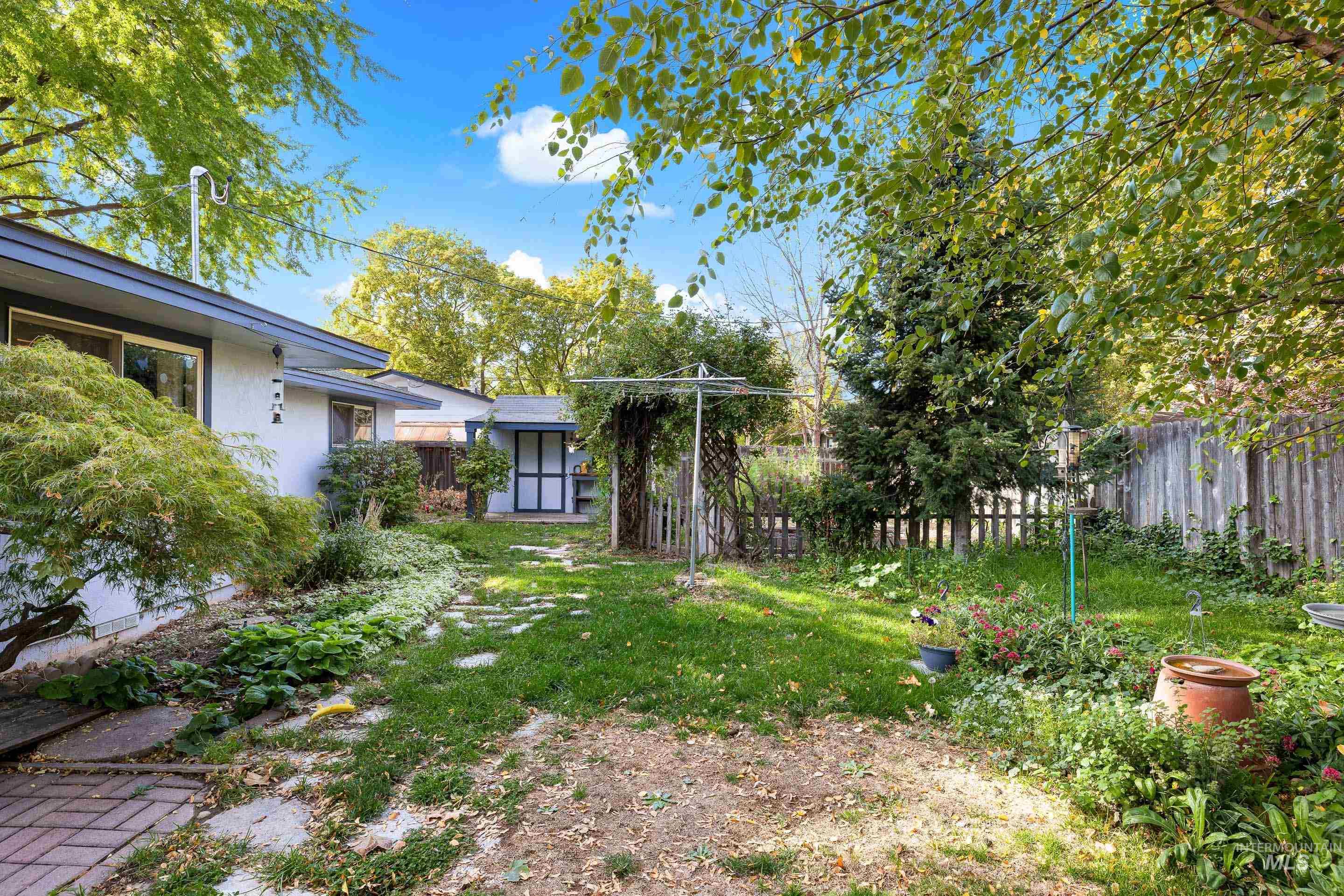 8510 W Crestwood Dr, Boise, Idaho 83704-3033, 3 Bedrooms, 2 Bathrooms, Residential For Sale, Price $488,000,MLS 98973163