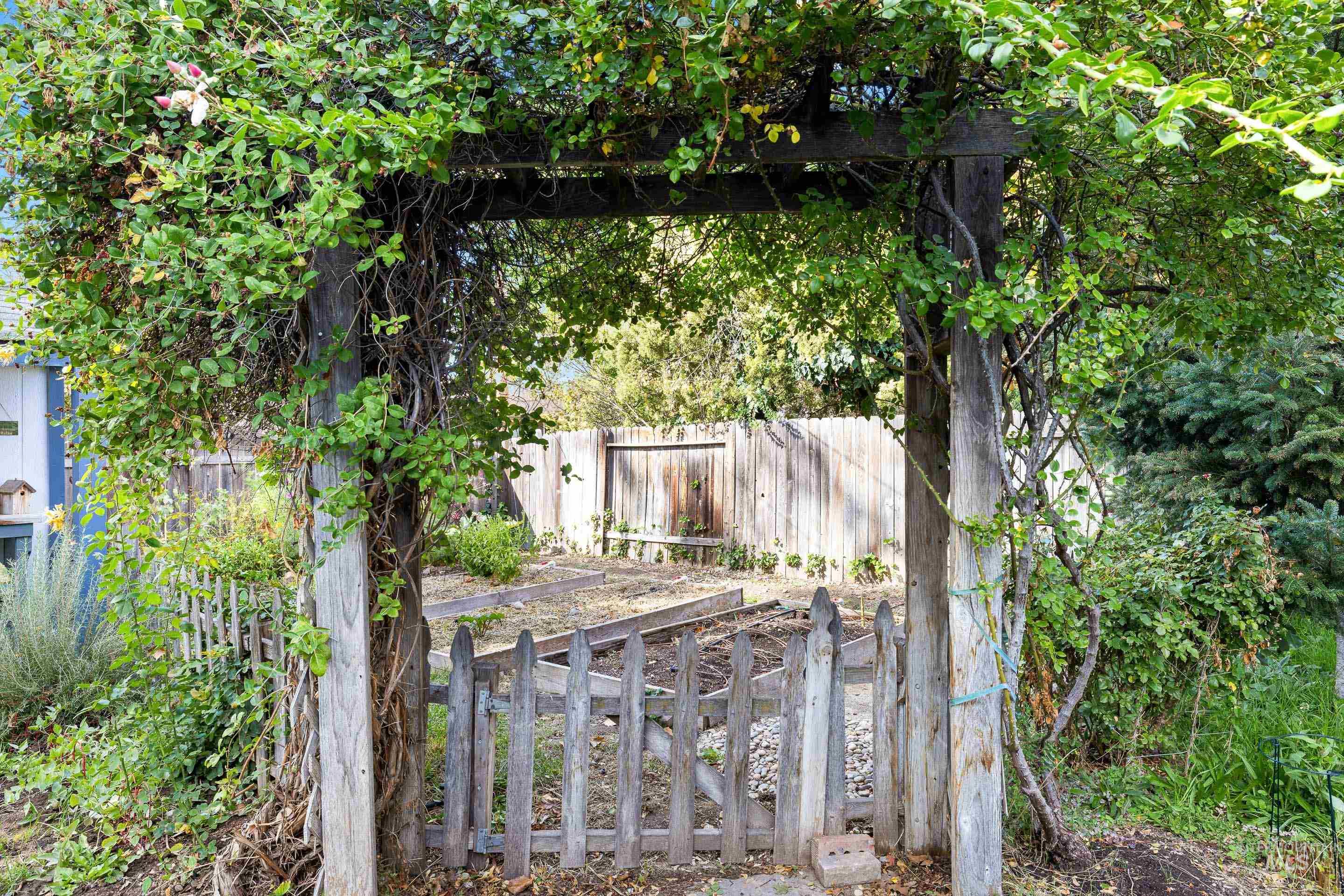 8510 W Crestwood Dr, Boise, Idaho 83704-3033, 3 Bedrooms, 2 Bathrooms, Residential For Sale, Price $488,000,MLS 98973163