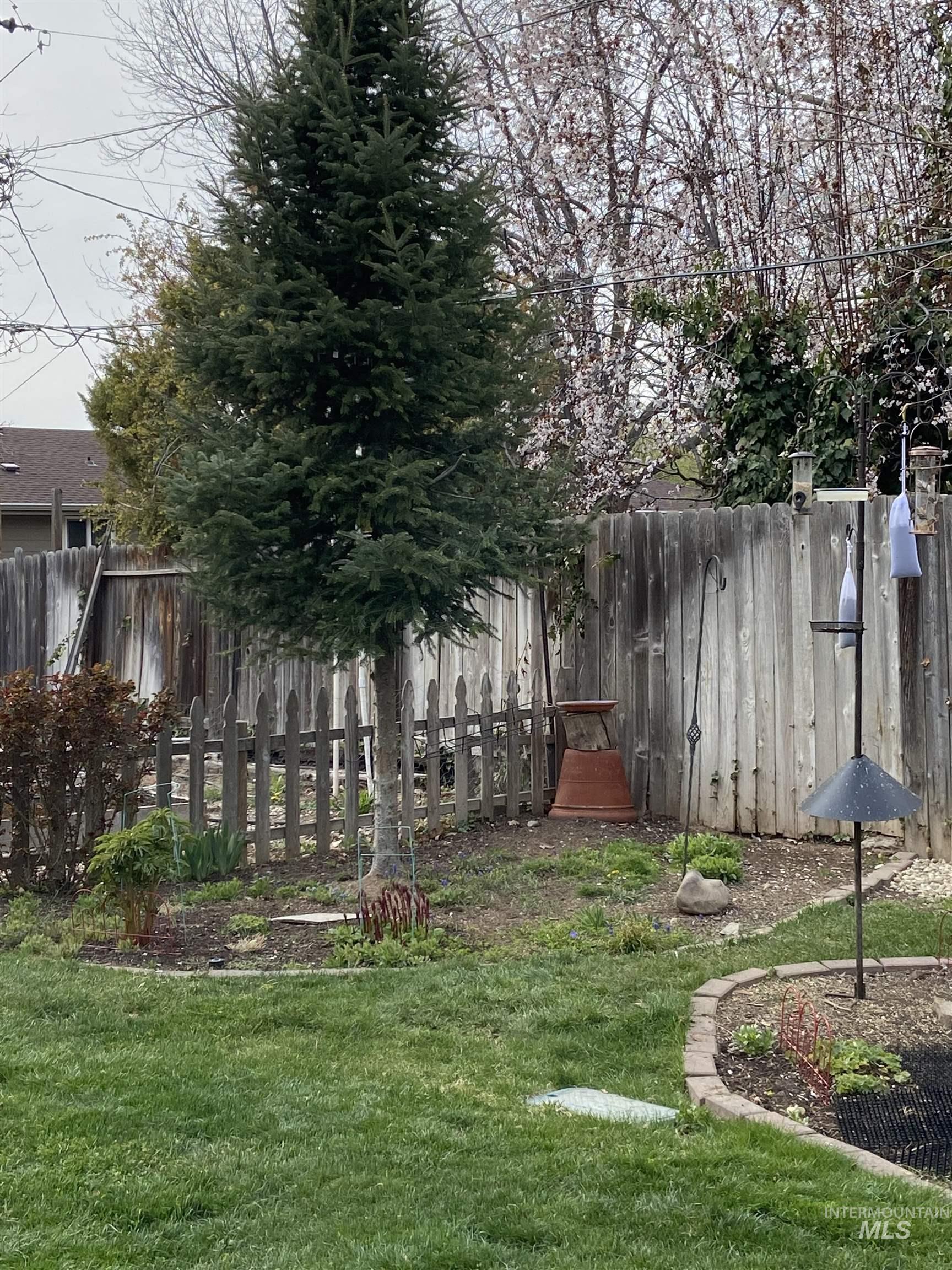 8510 W Crestwood Dr, Boise, Idaho 83704-3033, 3 Bedrooms, 2 Bathrooms, Residential For Sale, Price $488,000,MLS 98973163