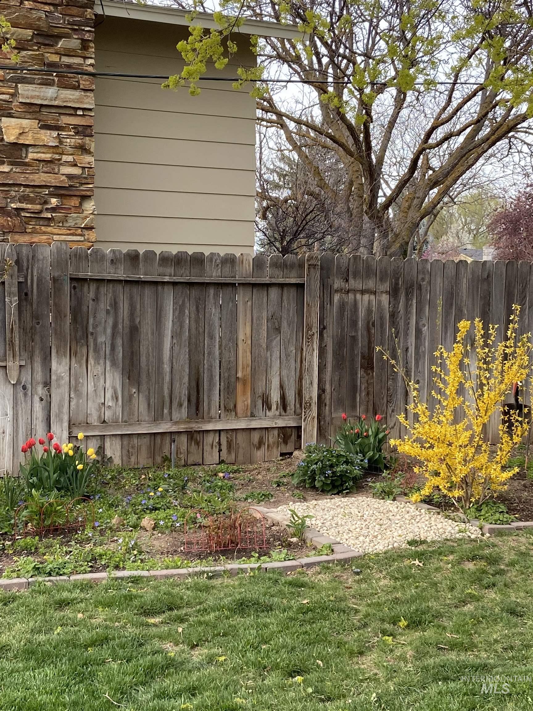 8510 W Crestwood Dr, Boise, Idaho 83704-3033, 3 Bedrooms, 2 Bathrooms, Residential For Sale, Price $488,000,MLS 98973163