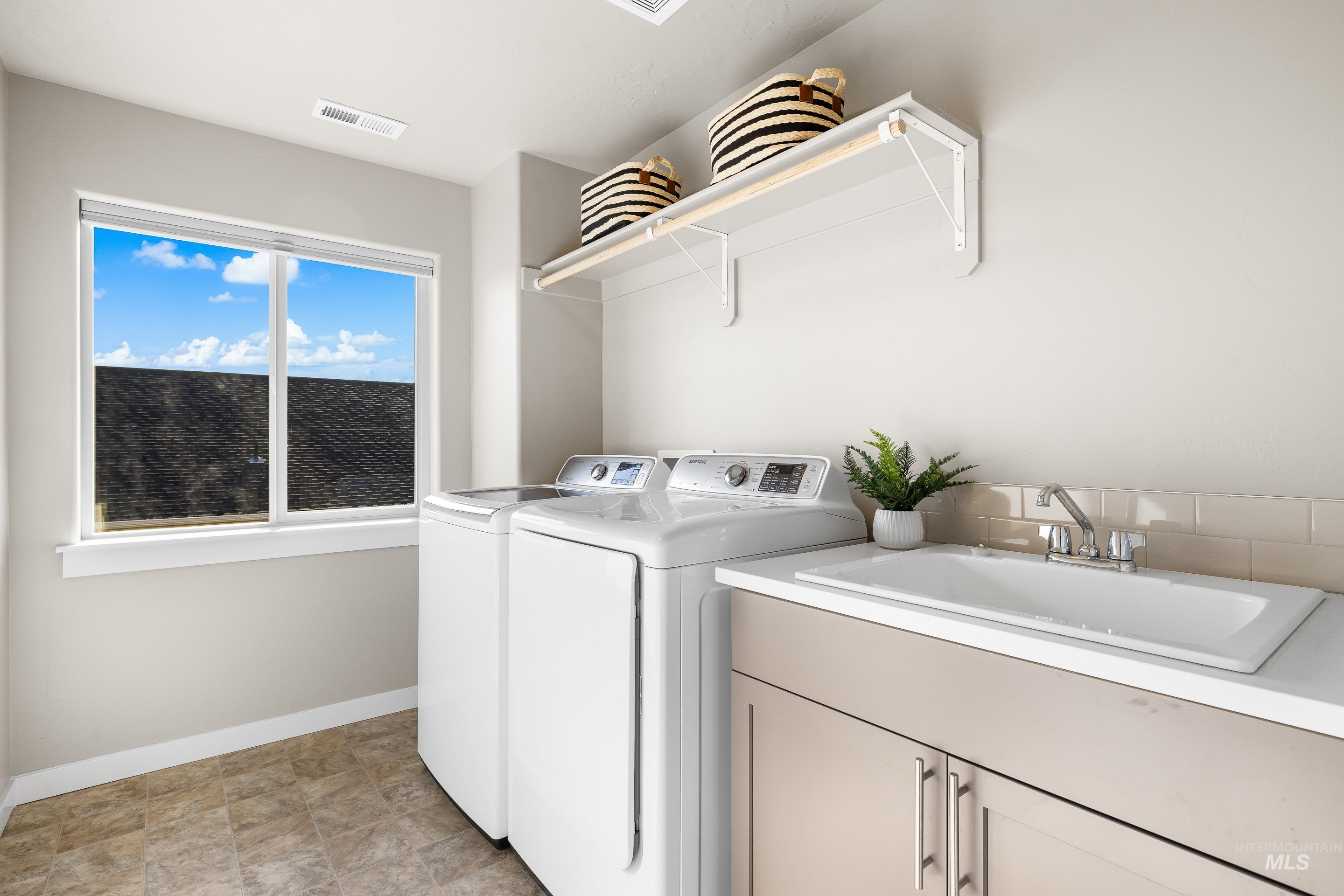 6810 S Silver Spur Way, Boise, Idaho 83709, 3 Bedrooms, 2.5 Bathrooms, Residential For Sale, Price $549,900,MLS 98973166