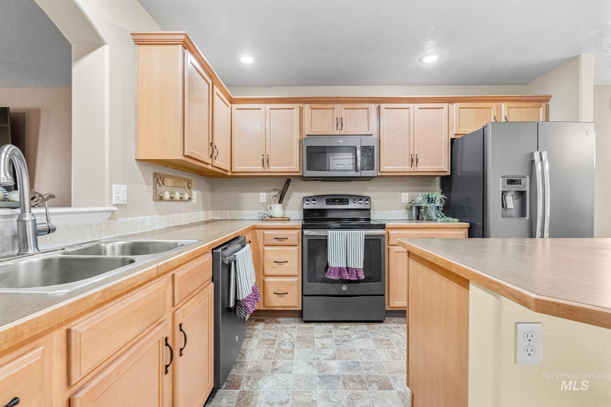 283 E Producer Dr, Meridian, Idaho 83646, 3 Bedrooms, 2 Bathrooms, Residential For Sale, Price $459,900,MLS 98973181