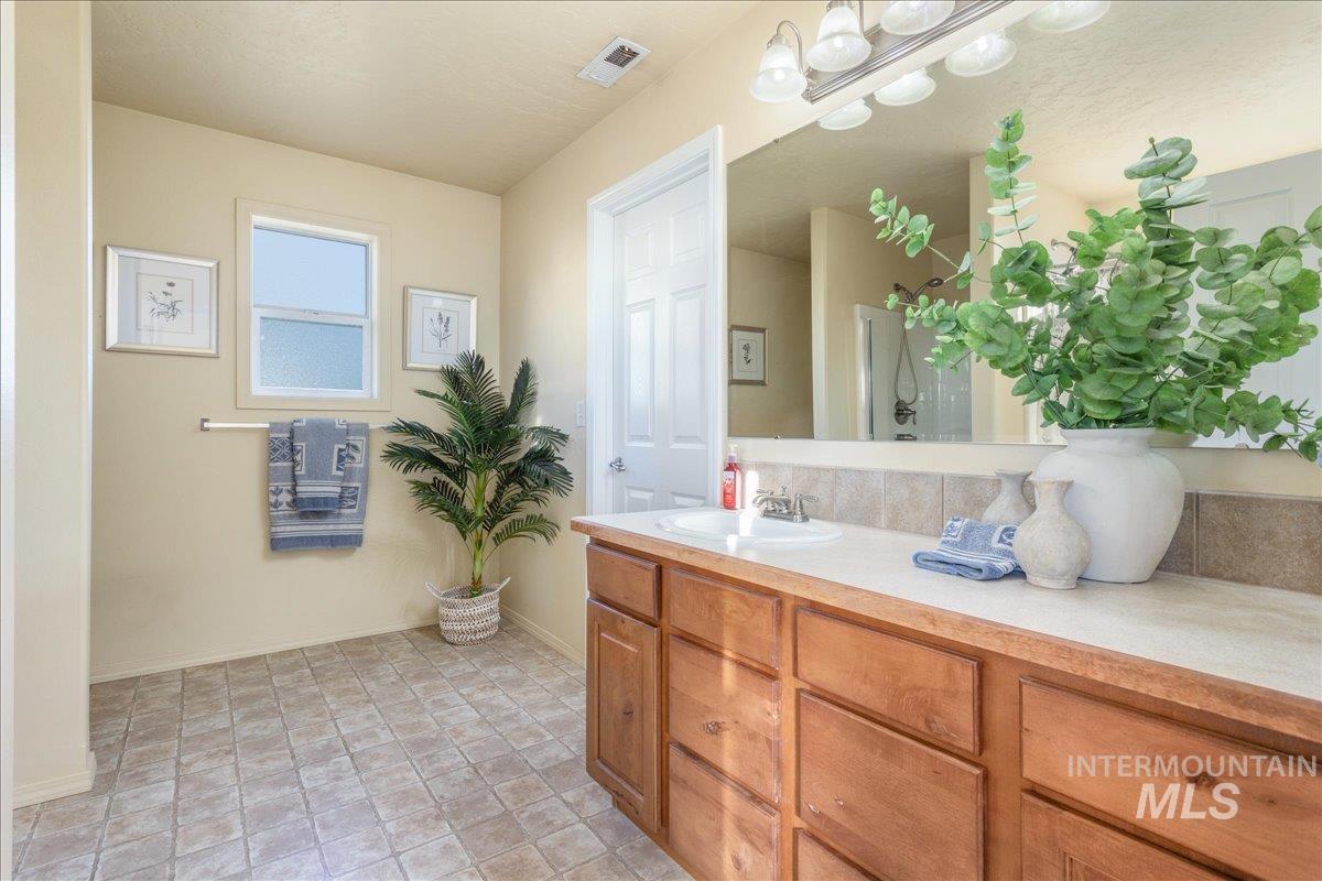 208 E Kaibab Trail St., Meridian, Idaho 83646, 3 Bedrooms, 2.5 Bathrooms, Residential For Sale, Price $519,900,MLS 98973195