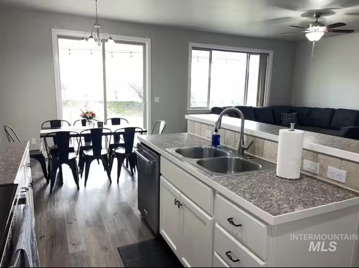 723 Stallion Springs Way, Middleton, Idaho 83644, 4 Bedrooms, 2.5 Bathrooms, Residential For Sale, Price $440,000,MLS 98973199