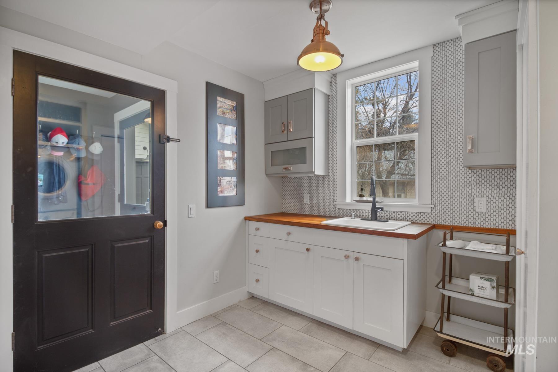 215 W Bullion Street, Hailey, Idaho 83333, 3 Bedrooms, 3 Bathrooms, Residential For Sale, Price $960,000,MLS 98973205