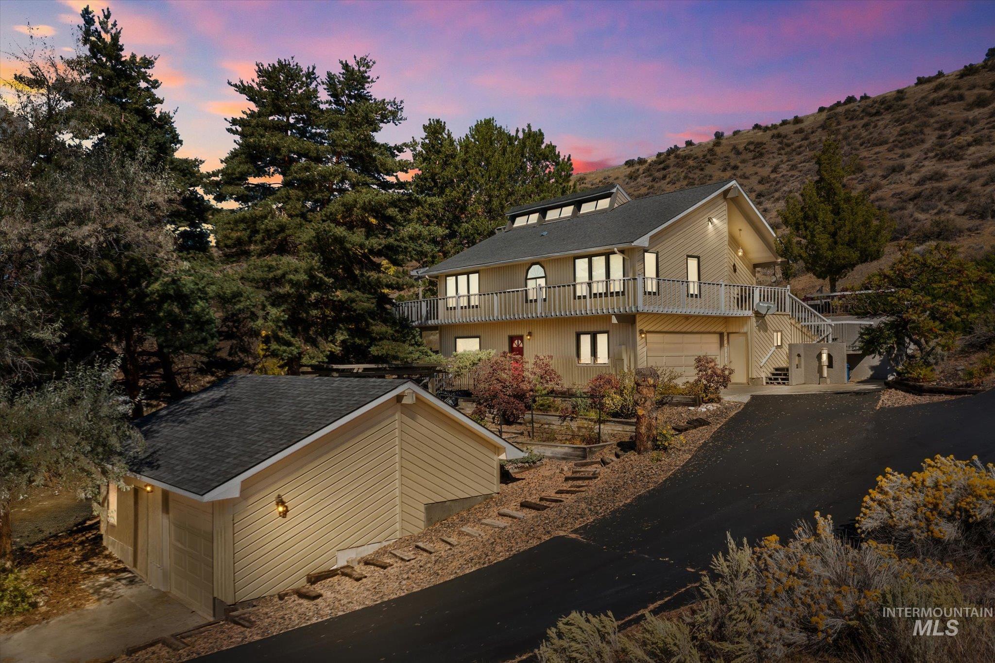 8200 W Spring Creek Way, Boise, Idaho 83714-9667, 3 Bedrooms, 2.5 Bathrooms, Residential For Sale, Price $796,000,MLS 98973222